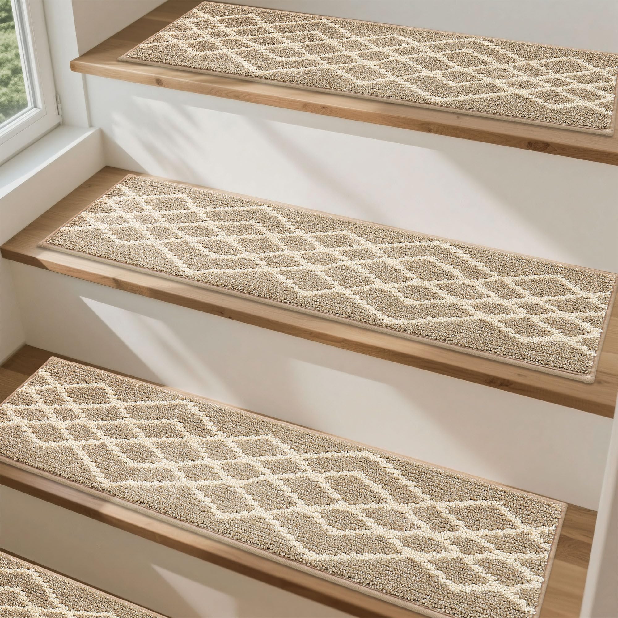 COSY HOMEER 15 Stück Treppenstufen Matten, 70 x 22 cm, Beige Rauten | Stufenmatten Selbstklebend, Rutschfest ohne Kleben, 100% Polyester, TPE-Rücken, waschbar, für Kinder, Senioren und Haustiere