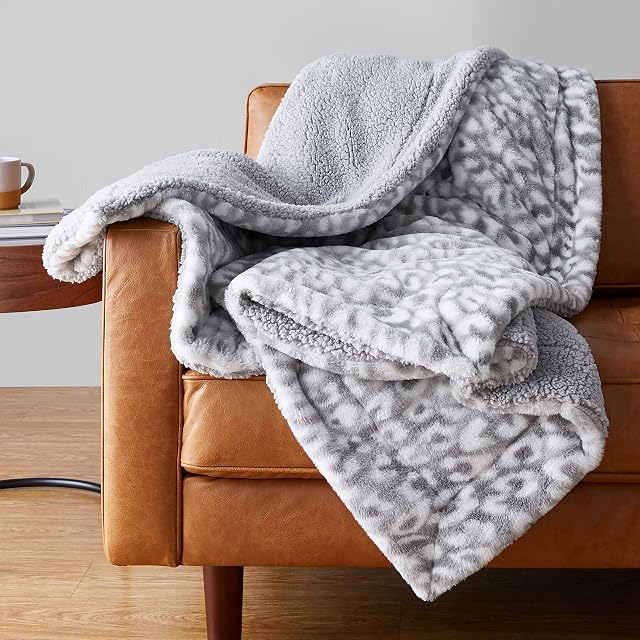 Amazon Basics Fuzzy Faux Fur Sherpa Throw Blanket, 127 x 152 cm - Grey Snow Leopard
