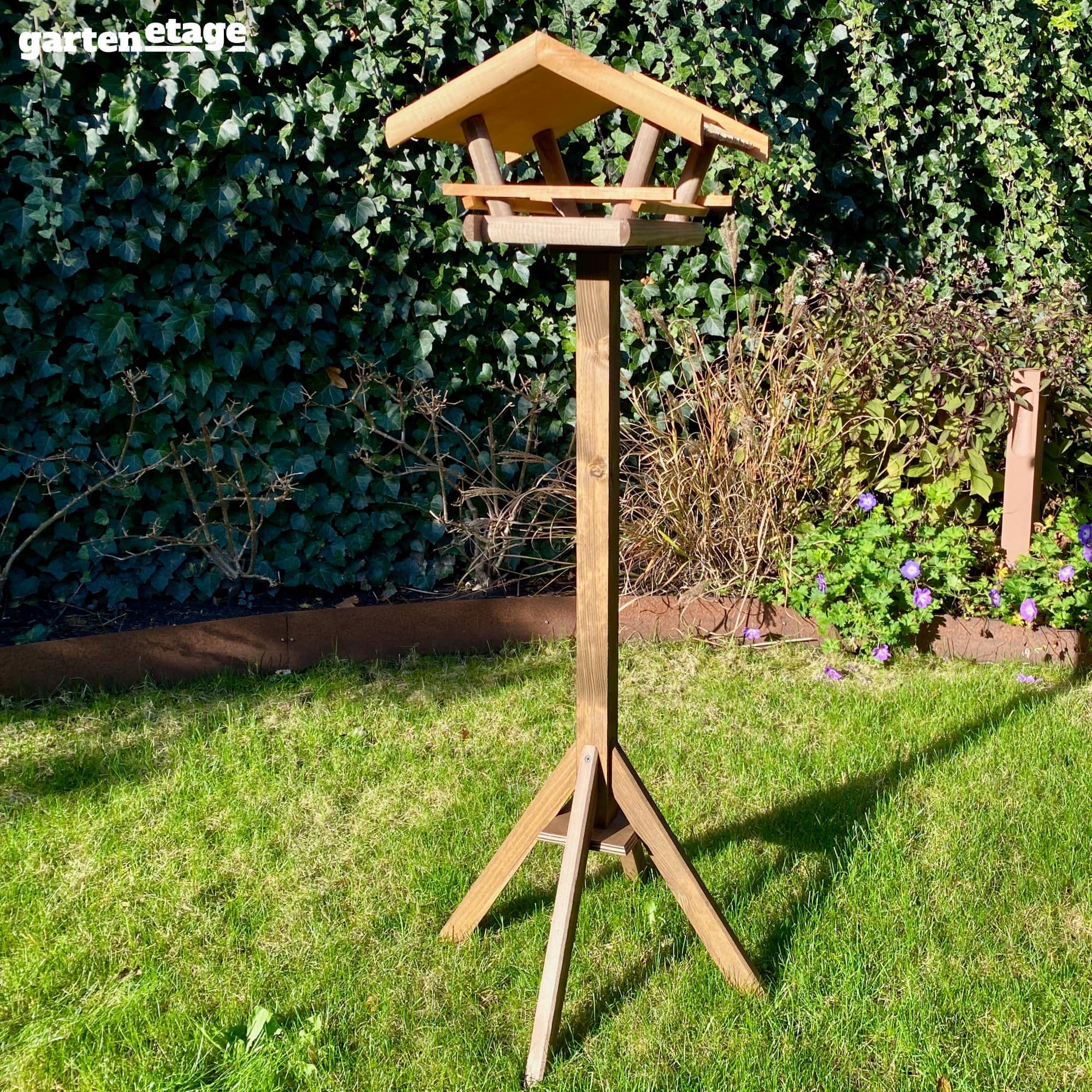 GARTENETAGE Vogelhaus mit Reetdach/Vogelfutterhaus aus Holz/Vogelhaus mit Ständer wetterfest/Vogelhäuschen für Balkon und Garten, handgefertigt/Futterhaus für Vögel