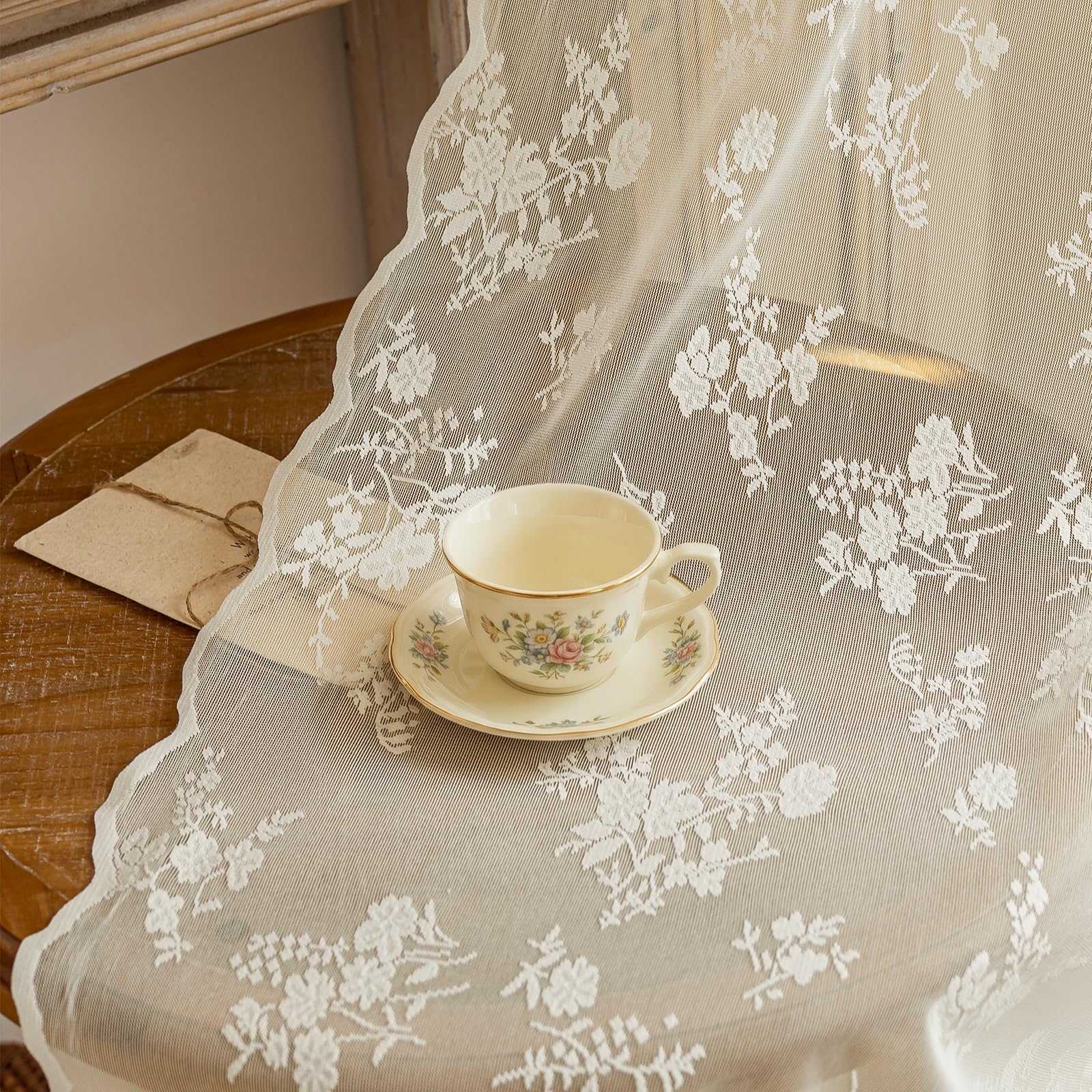 Tenda in pizzo con fiori ricamati