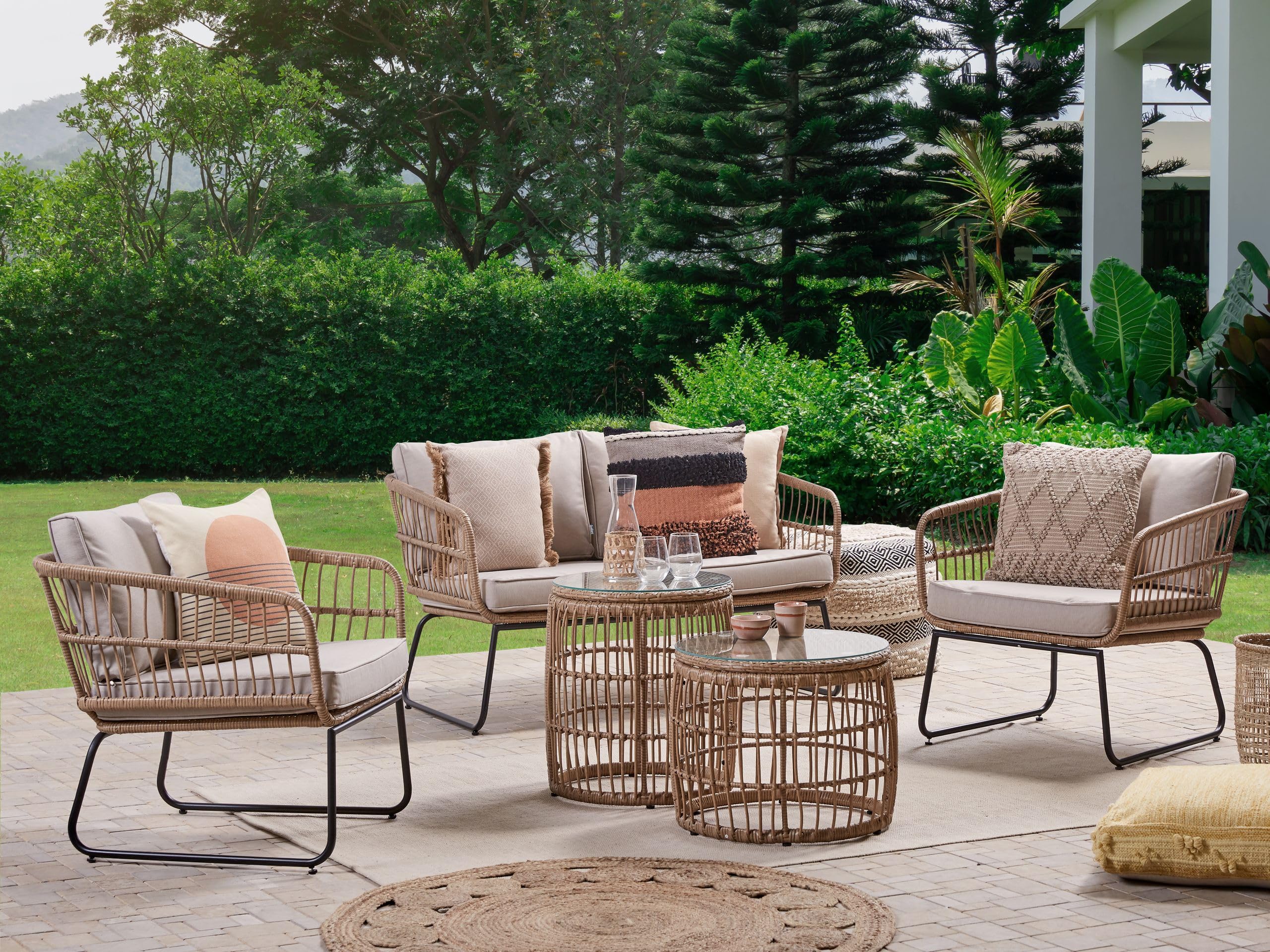 Beliani Stilvolles Gartenmöbel Set Polyrattan mit Auflagen in Beige Ravello