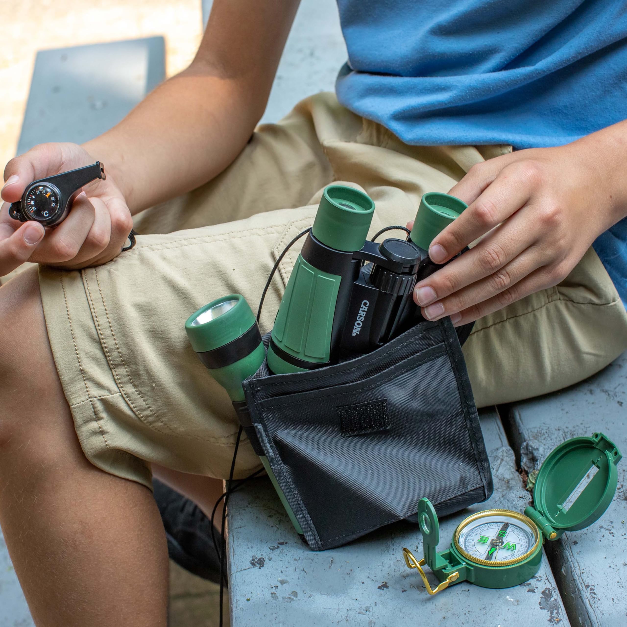 Carson Kit di Sopravvivenza per Bambini AdventurePak Kit da Campeggio, con Binoculari, Bussola per Bambini e Torce Elettriche , Design Compatto e Sicuro (HU-401)