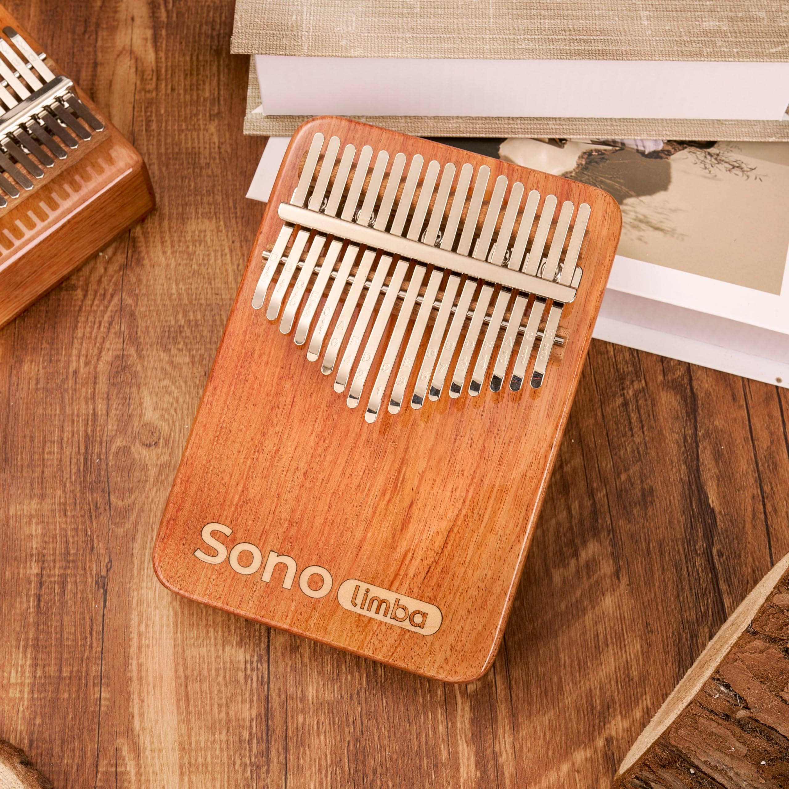 Kalimba avec 17 clés - Piano à pouces en bois de corail africain de haute qualité. Piano portable avec pochette, livre de chansons gratuit. Instrument de percussion pour enfants et adultes