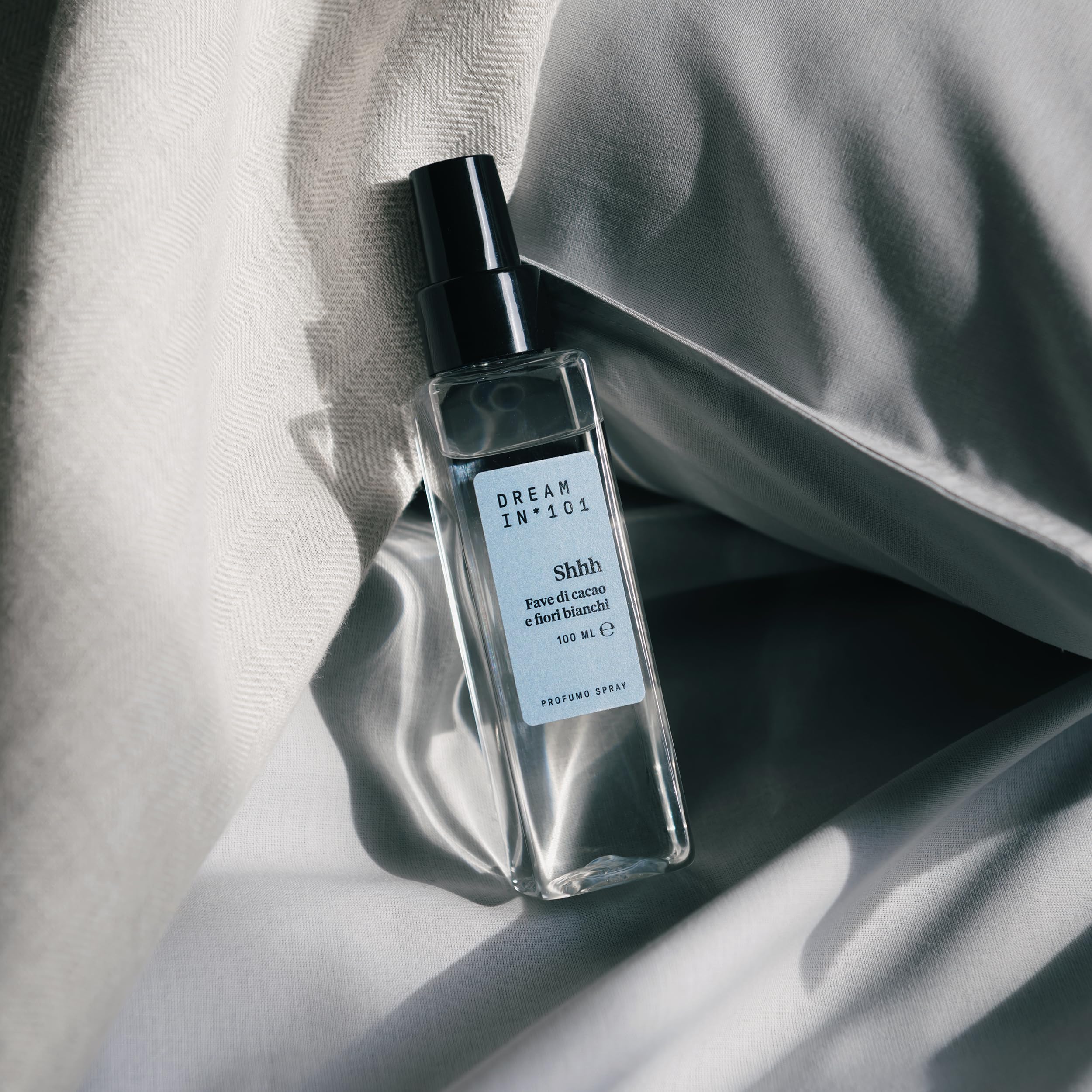 DREAMIN*101- Profumo Spray Tessuti Fragranza Fiori Bianchi e Fave di Cacao, Profumatore Cuscino e Letto Concilia Sonno e Relax, Pillow Spray Naturale Delicato, Profumi Made in Italy, 100 ml