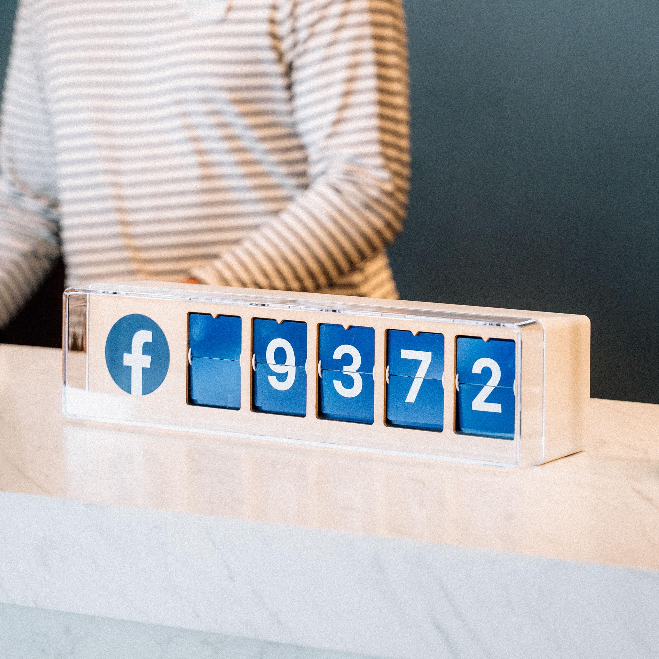 Licznik Obserwujących na Facebooku od Smiirl - Więcej obserwujących - Ruchome klapki w czasie rzeczywistym - Dla restauracji, sklepów itd - Wi-Fi i Hotspot - Łatwa instalacja (niebieski, 5 cyfr)
