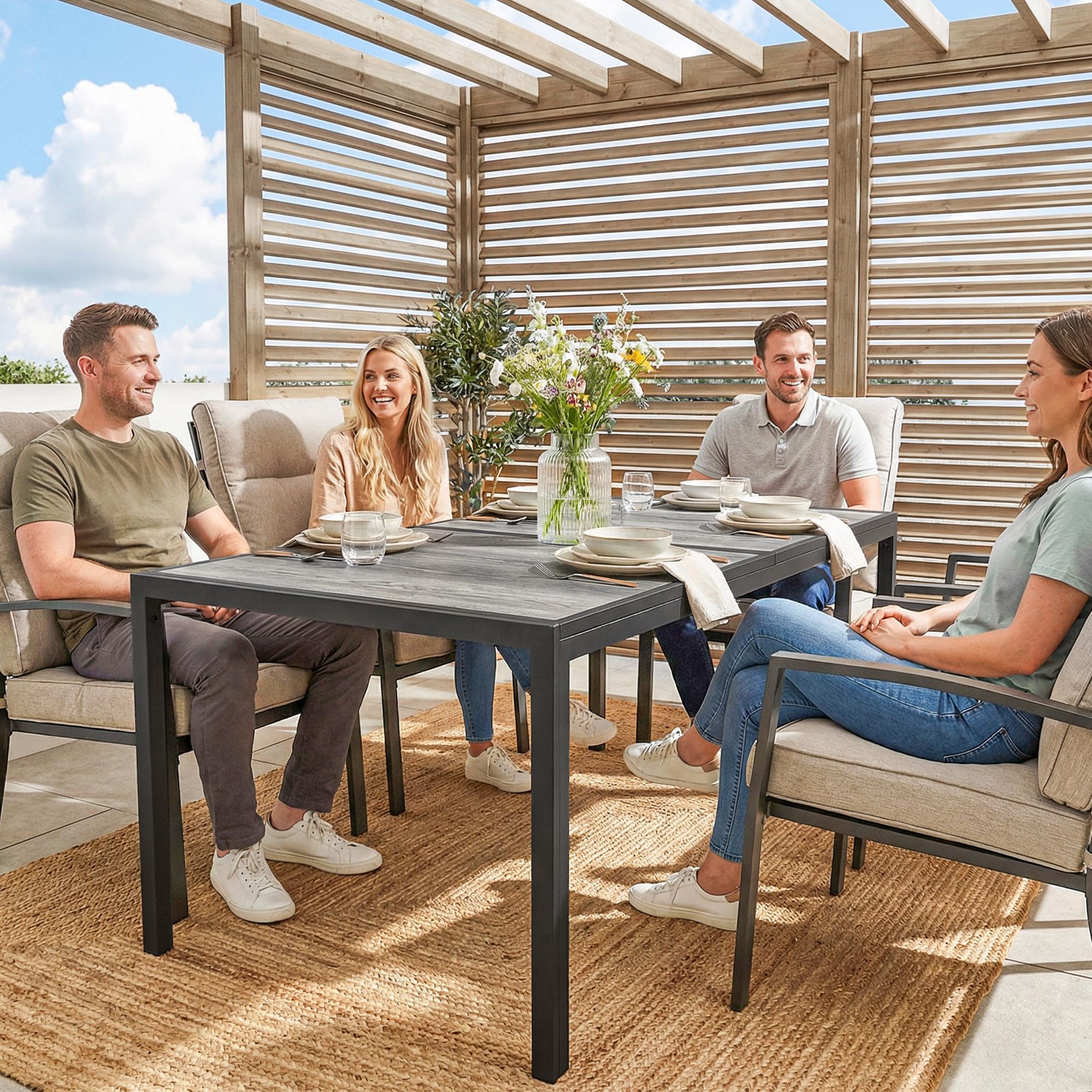 Outsunny Table de Jardin rectangulaire pour 4 à 6 Personnes, Table à Manger extérieure avec Plateau à Effet Bois et Pieds en Acier, pour Balcon, Porche, terrasse, 150 x 80 x 74 cm, Gris