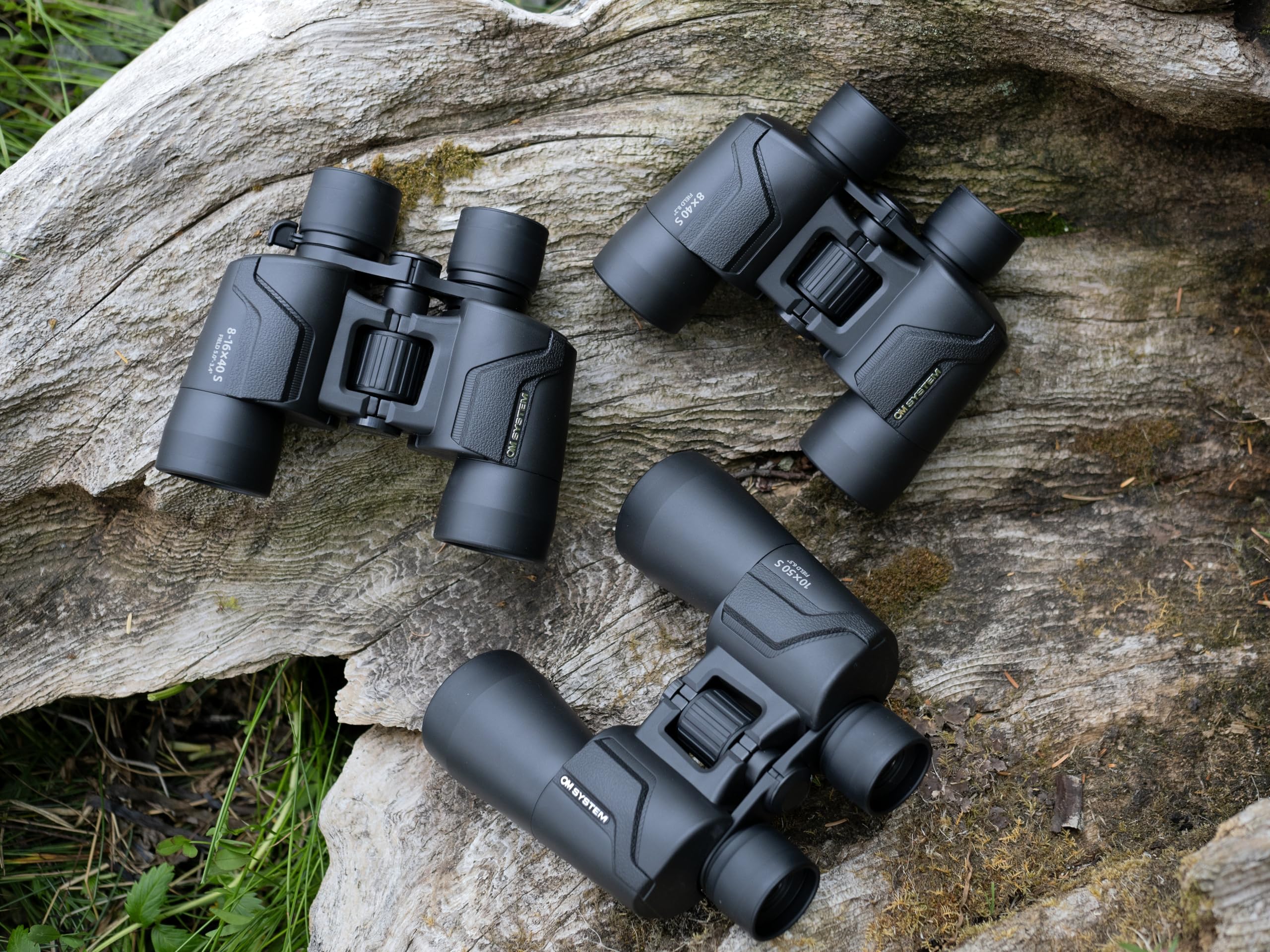 OM SYSTEM 10x50 S Binocolo include cinghia, custodia e garanzia valida 15 anni. Immagini chiare, campo visivo ampio, corpo leggero: ideale per l'osservazione di natura, eventi sportivi e concerti.