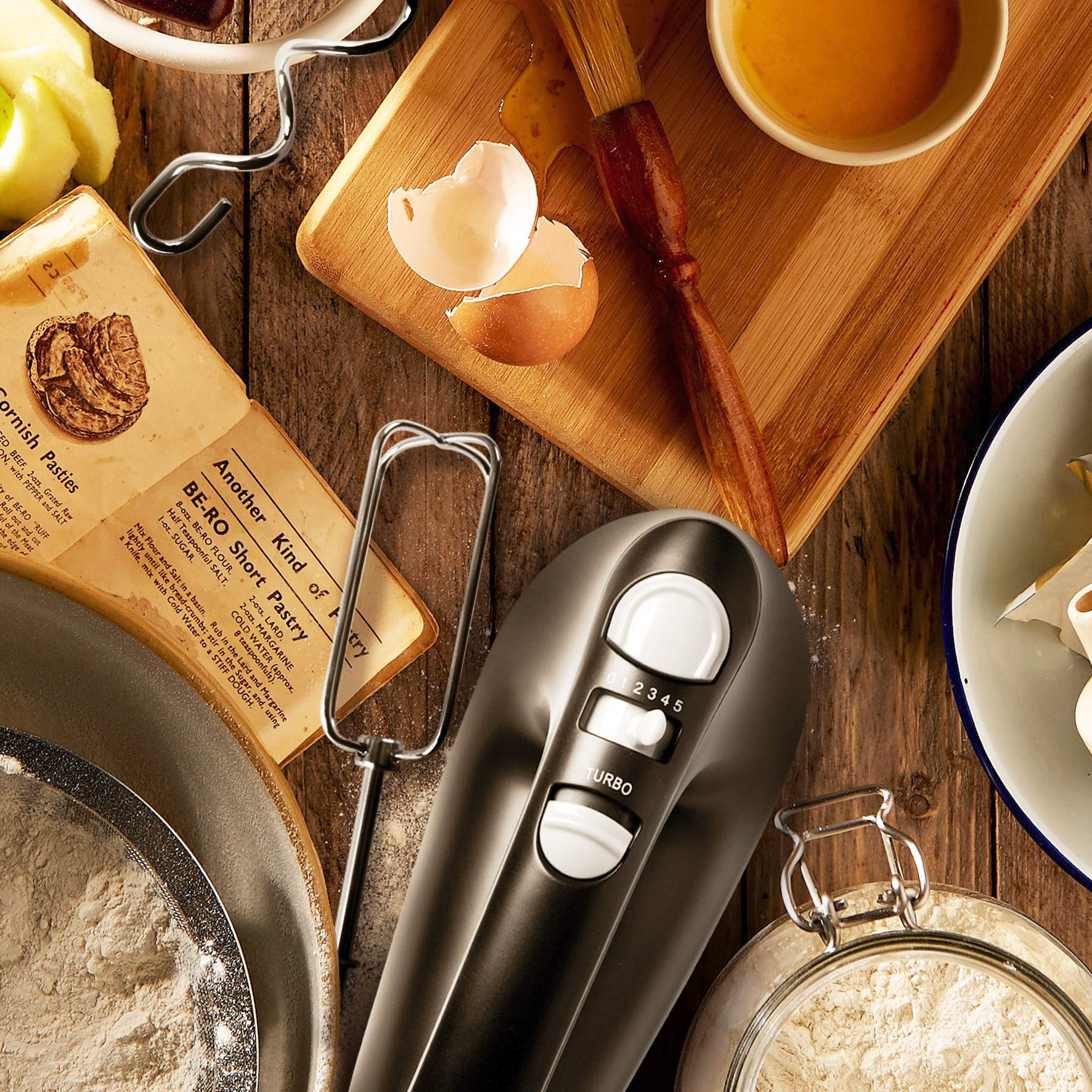 Duronic HM4 BK Sbattitore elettrico 400 W, Mixer 5 velocità e funzione turbo, Frusta elettrica con contenitore per accessori, 2 sbattitori 2 ganci e 1 frusta in acciaio INOX, Nero, Leggero