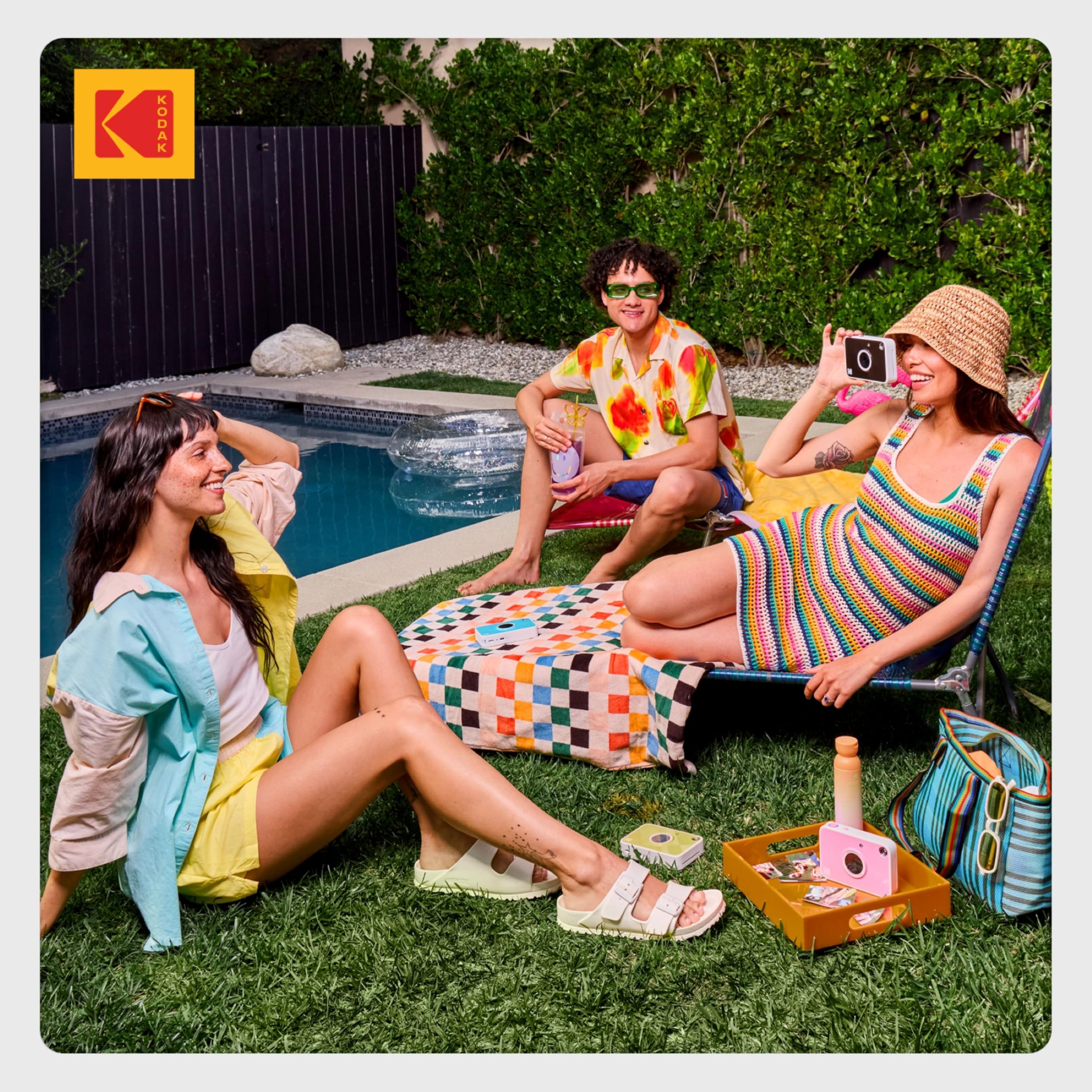 KODAK Printomatic+ Fotocamera Istantanea 10MP Kit Iniziale con Custodia, RGB LED e Carta Adesiva Zink 20pz – Nero
