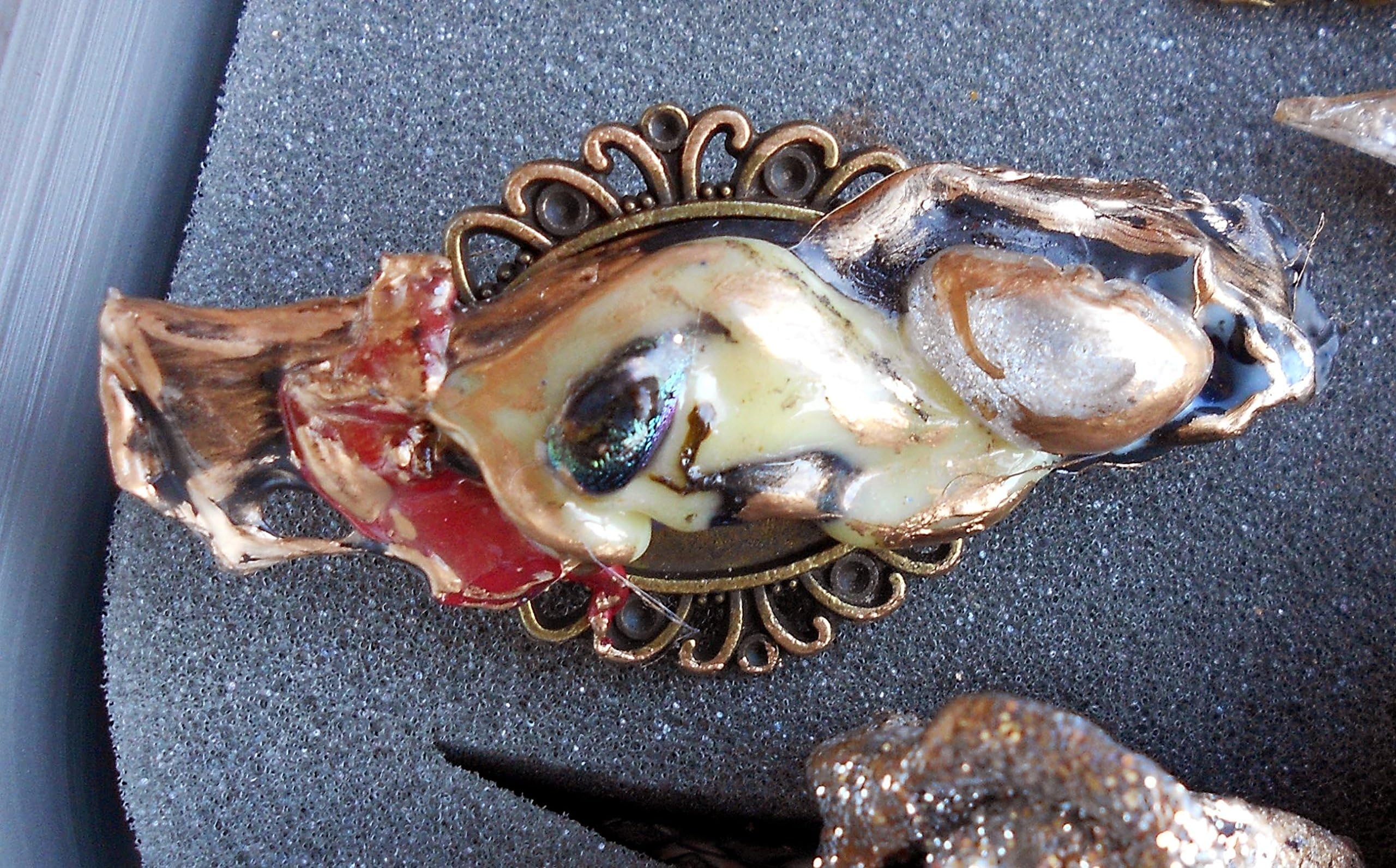 Spilla in resina metallo e smalti Brooch in resin metal and enamel