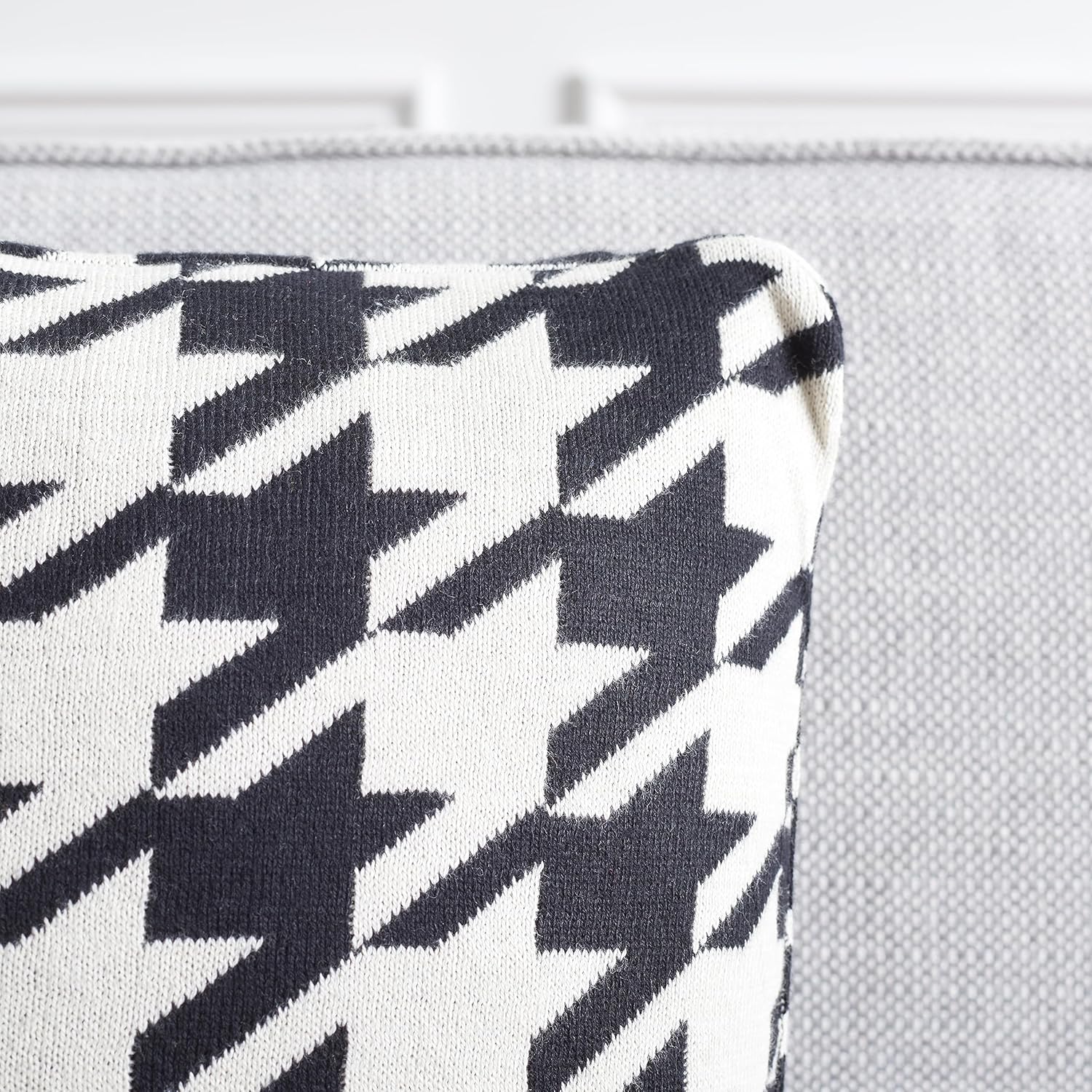 SAFAVIEH Home Collection PLS400 Pillow, Black/Ivory 2 Count