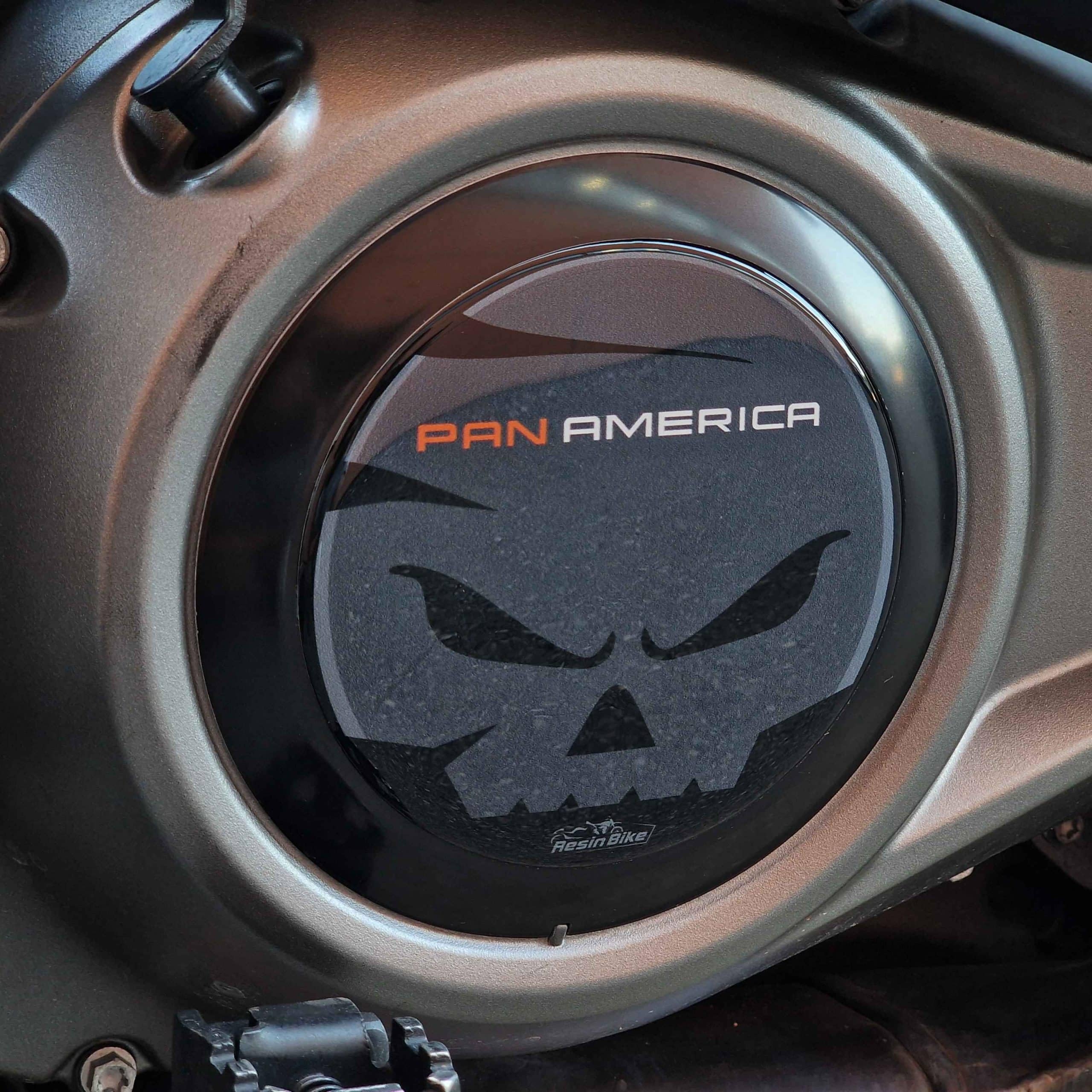 Resin Bike Naklejki Moto kompatybilne z Harley Davidson Pan America 1250 2020-2026. Chronią Obszar skrzyni korbowej wariatora przed uderzeniami i zadrapaniami. Naklejki żywiczne z efektem 3D