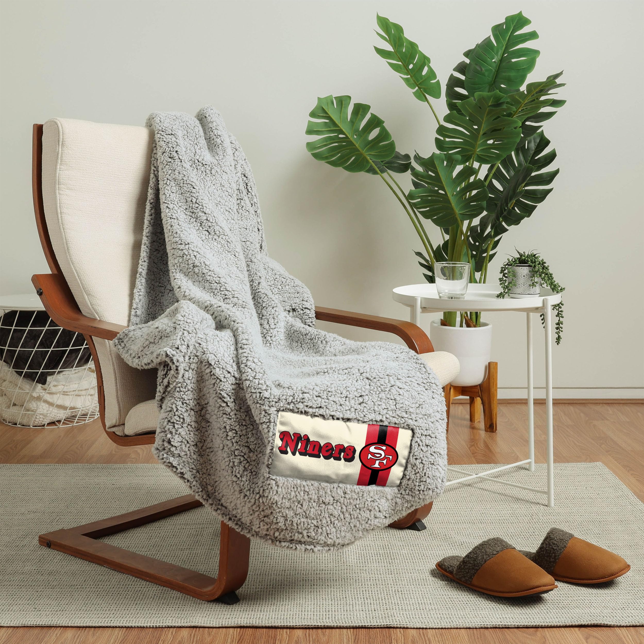 FOCO NFL Unisex-Adult NFL Team Logo Retro Cloud Sherpa Blanket 60" x 70"