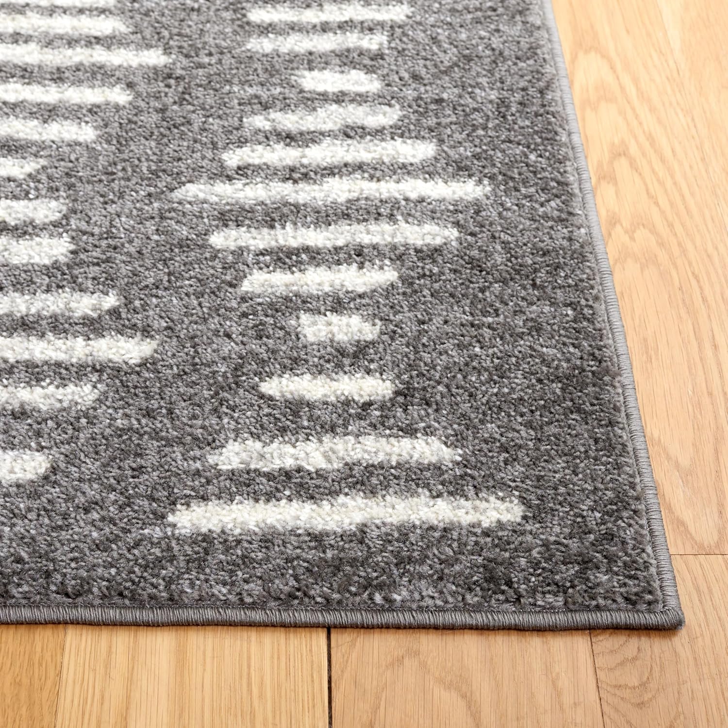 SAFAVIEH Tulum Collection Area Rug - 4'5" x 6'5", Dark Grey & Ivory, Modern Boho Design, Non-Shedding & Easy to Clean, Ideal for Living Room, Bedroom, Dining Space (TUL644H)
