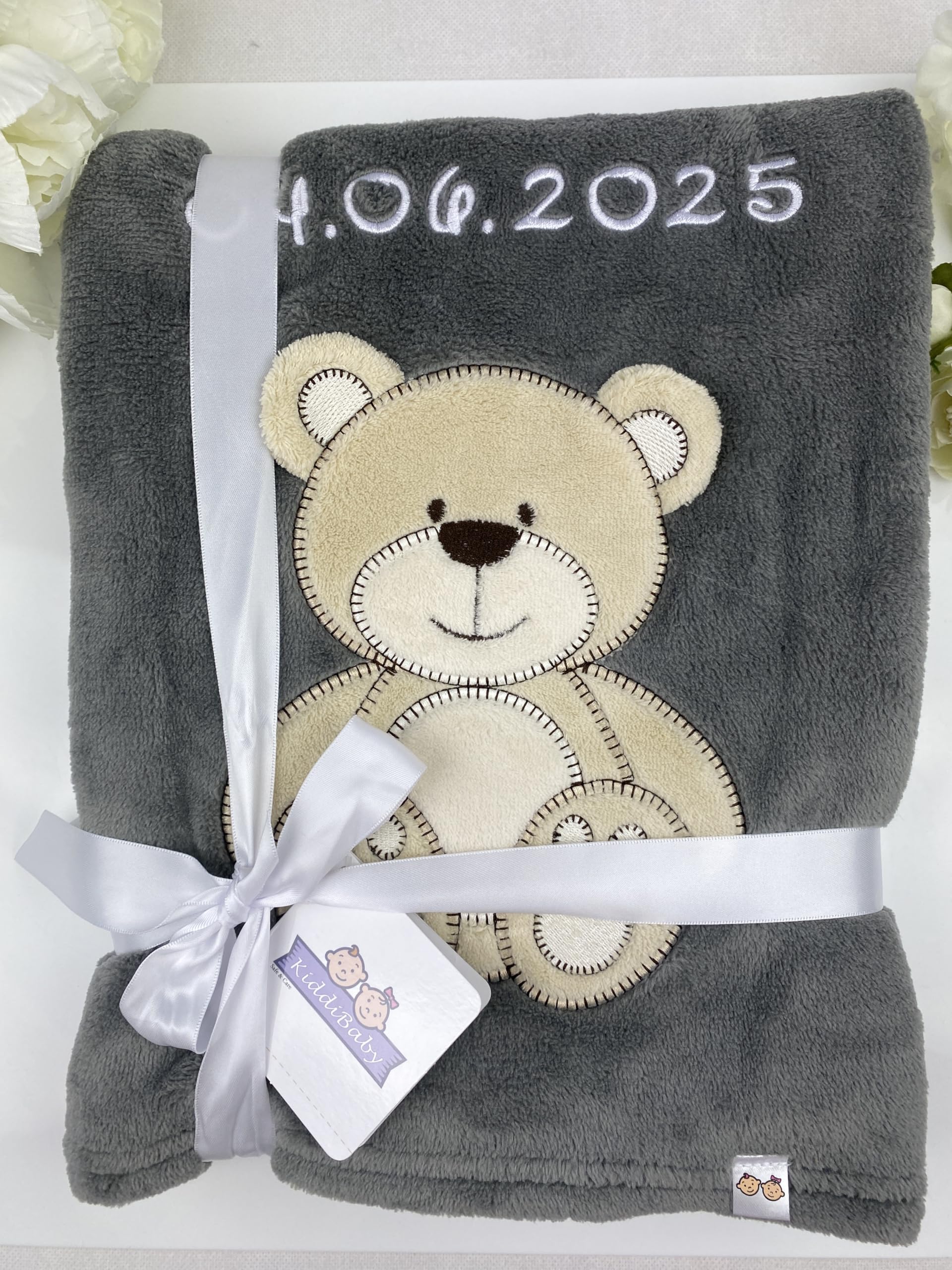 KIDDI-MEDIA Couverture pour bébé Douce et Douillette, brodée avec Le prénom et la Date de Naissance, qualité 1 A, Personnalisable (Anthracite - ourse)