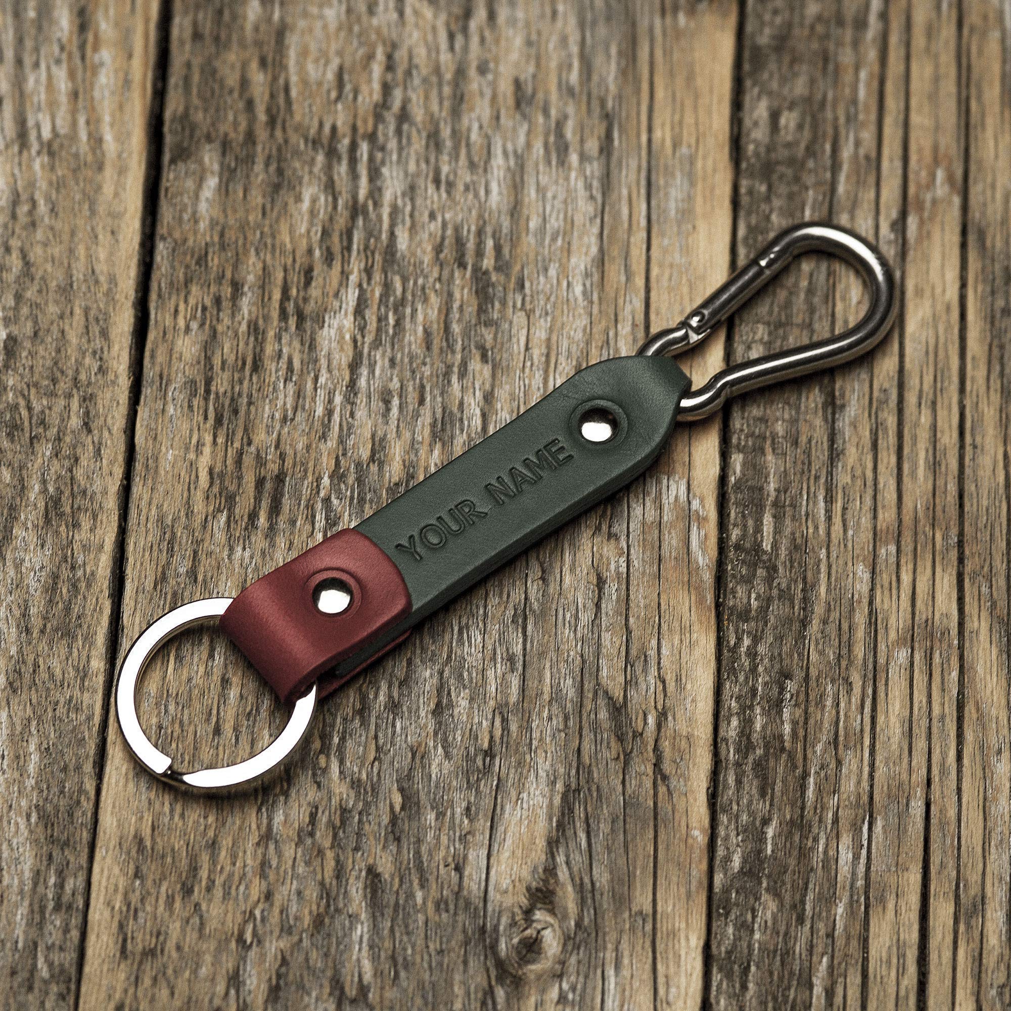 Verde y rojo llavero de cuero con gancho de mosquetón, llavero con monograma, llavero leontina soporte con grabado personalizado, regalo masculino, latitud longitud GPS