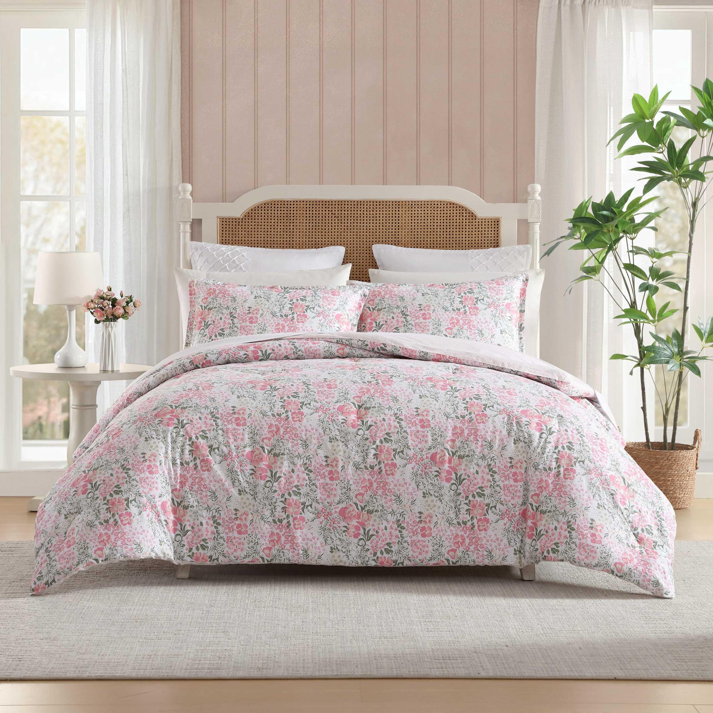 Lit jumeau imprimé floral romantique Laura Ashley contre les chambres ternes