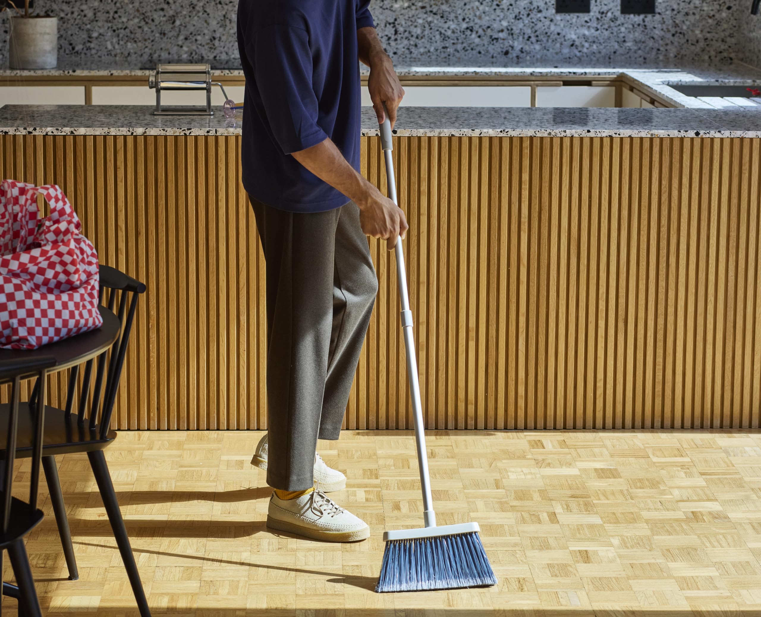 Joseph Joseph CleanTech Scopa a Parete con Manico Lungo Regolabile, con Custodia, Spazzola da Pavimento con Setole Morbide e Pettine