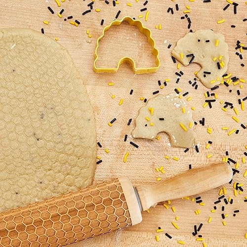 Miniatura 2 de Two's Company Inc. 53802 - Rodillo con estampado de panal con cortador de galletas Bee Hive, longitud de 14 pulgadas
