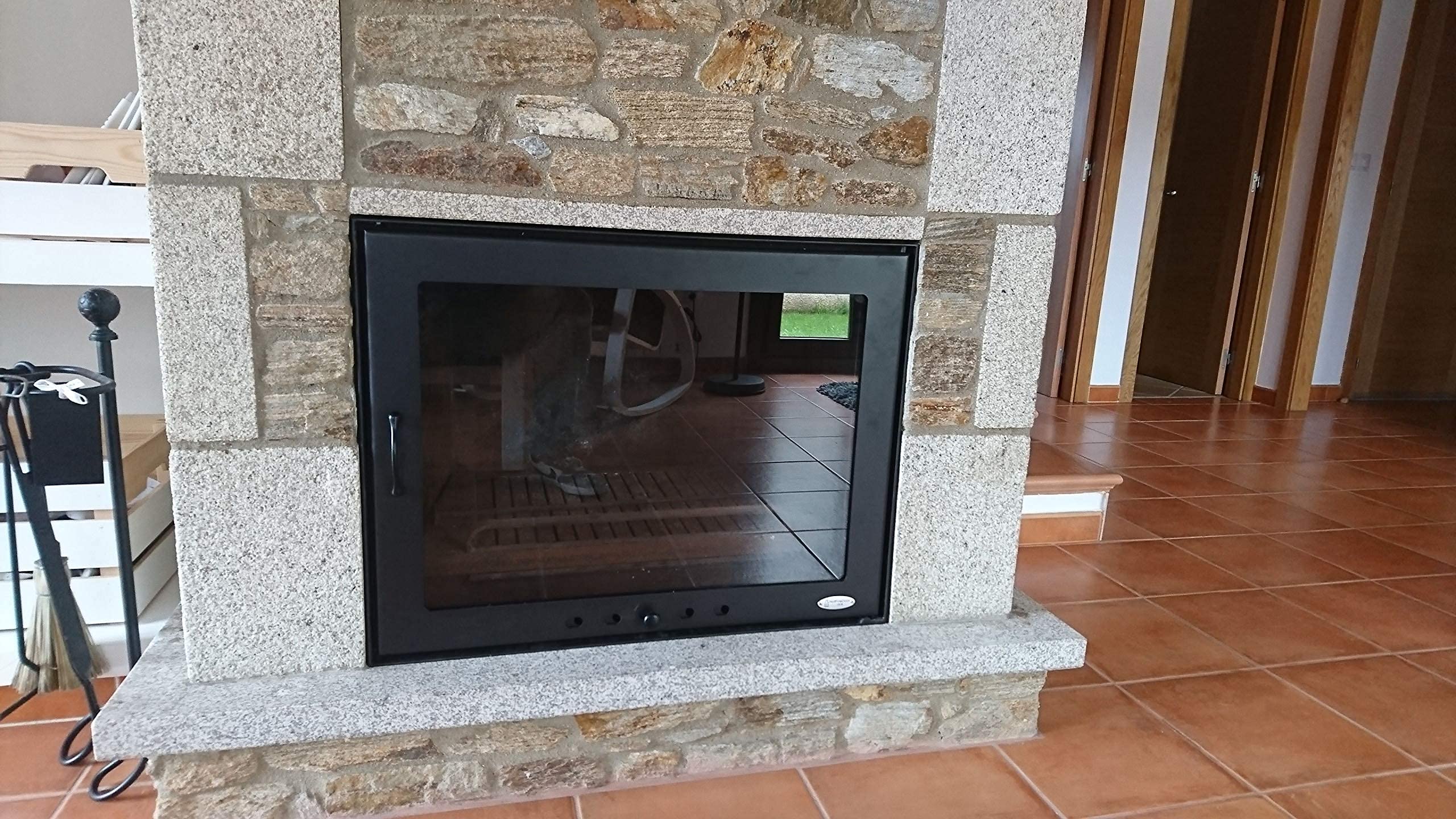 Sportello per caminetto in vetroceramica con regolazione dell'aria, l’installazione non richiede lavori, varie misure disponibili