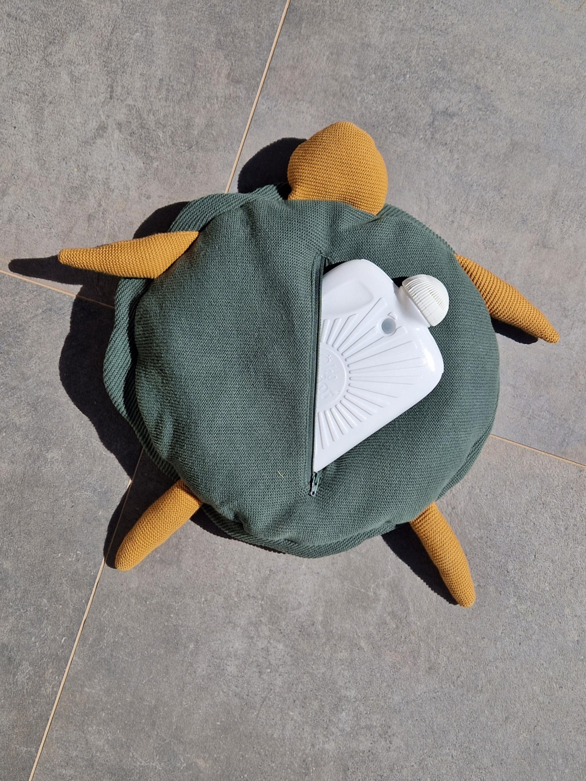 Hugo Frosch Öko-Wärmflasche Kinder 0,8l – Made in Germany – mit weichem Kuschelkissen in Schildkrötenform aus kbA-Baumwolle – formstabile & geruchsneutrale Bettflasche