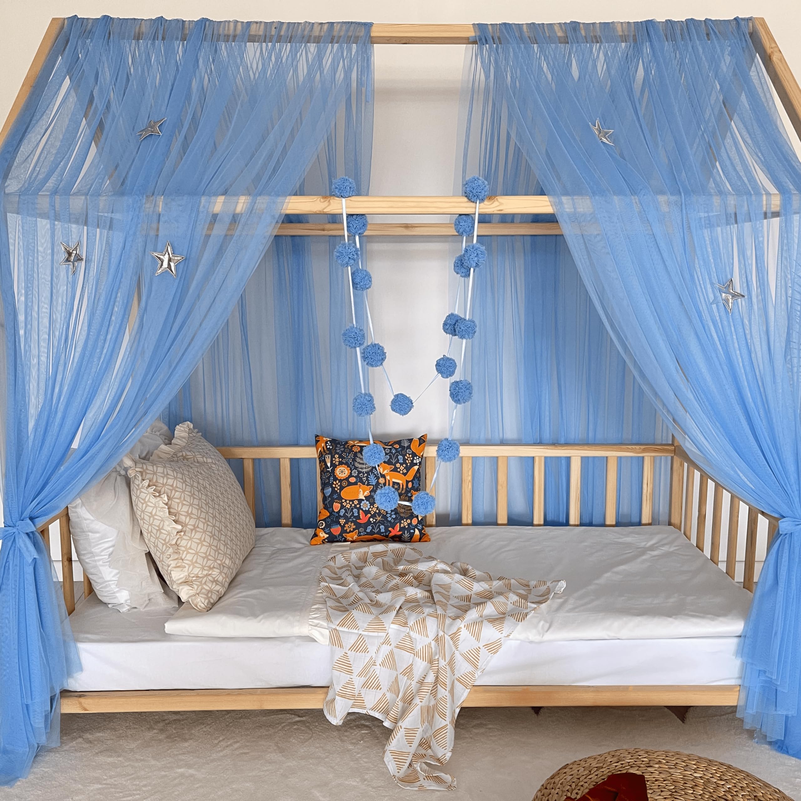 Baby Fancyroom Hausbett Himmel blau Betthimmel Deko Set Kinderzimmer Kinderbett Baldachin Pompongirlande aus Premium Tüll für Hausbetten (340cm)