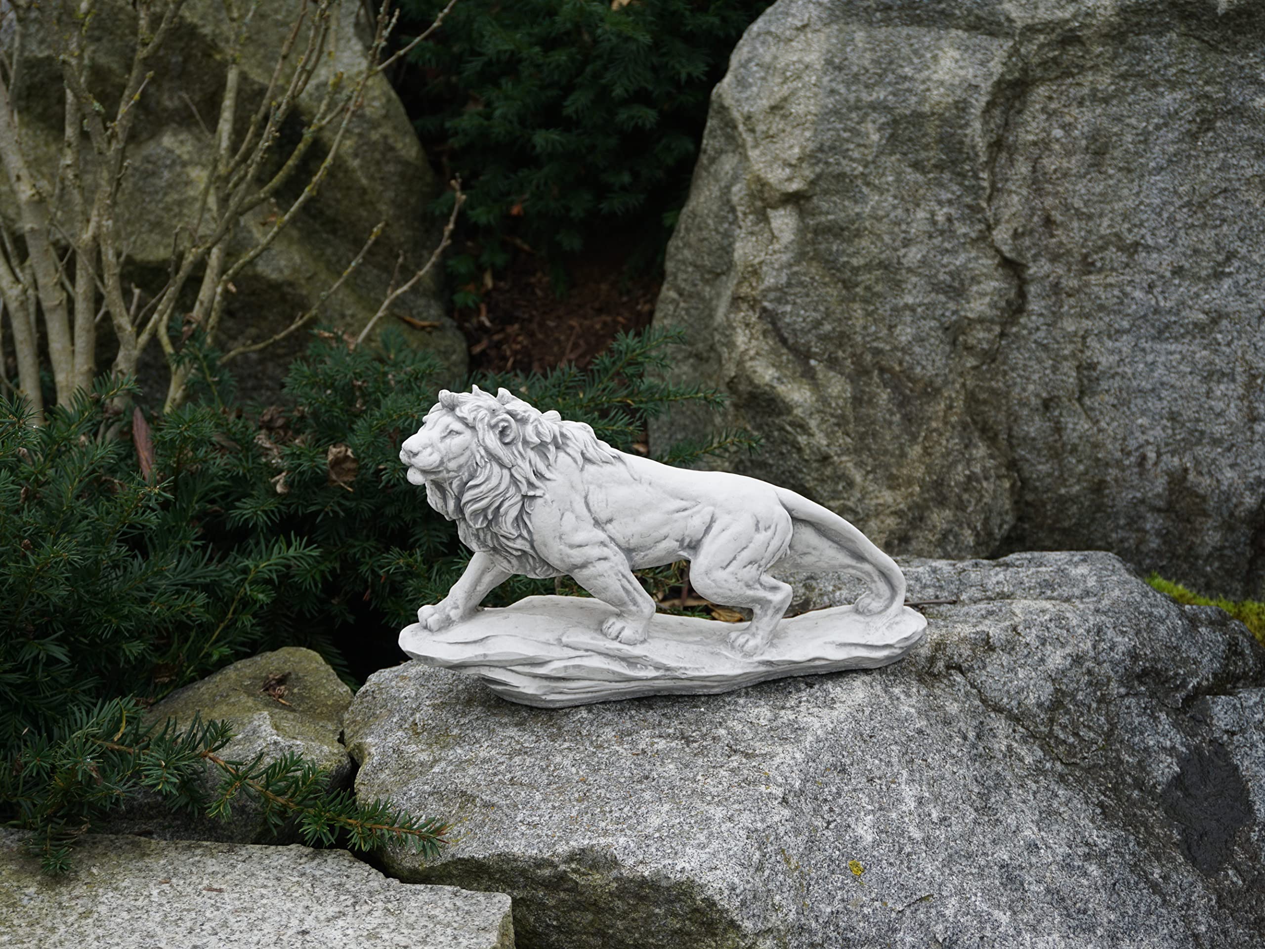 gartendekoparadies.de Leone su una roccia, statuetta in pietra H. 23 cm, 5 kg, grigio, resistente al gelo in pietra per esterni