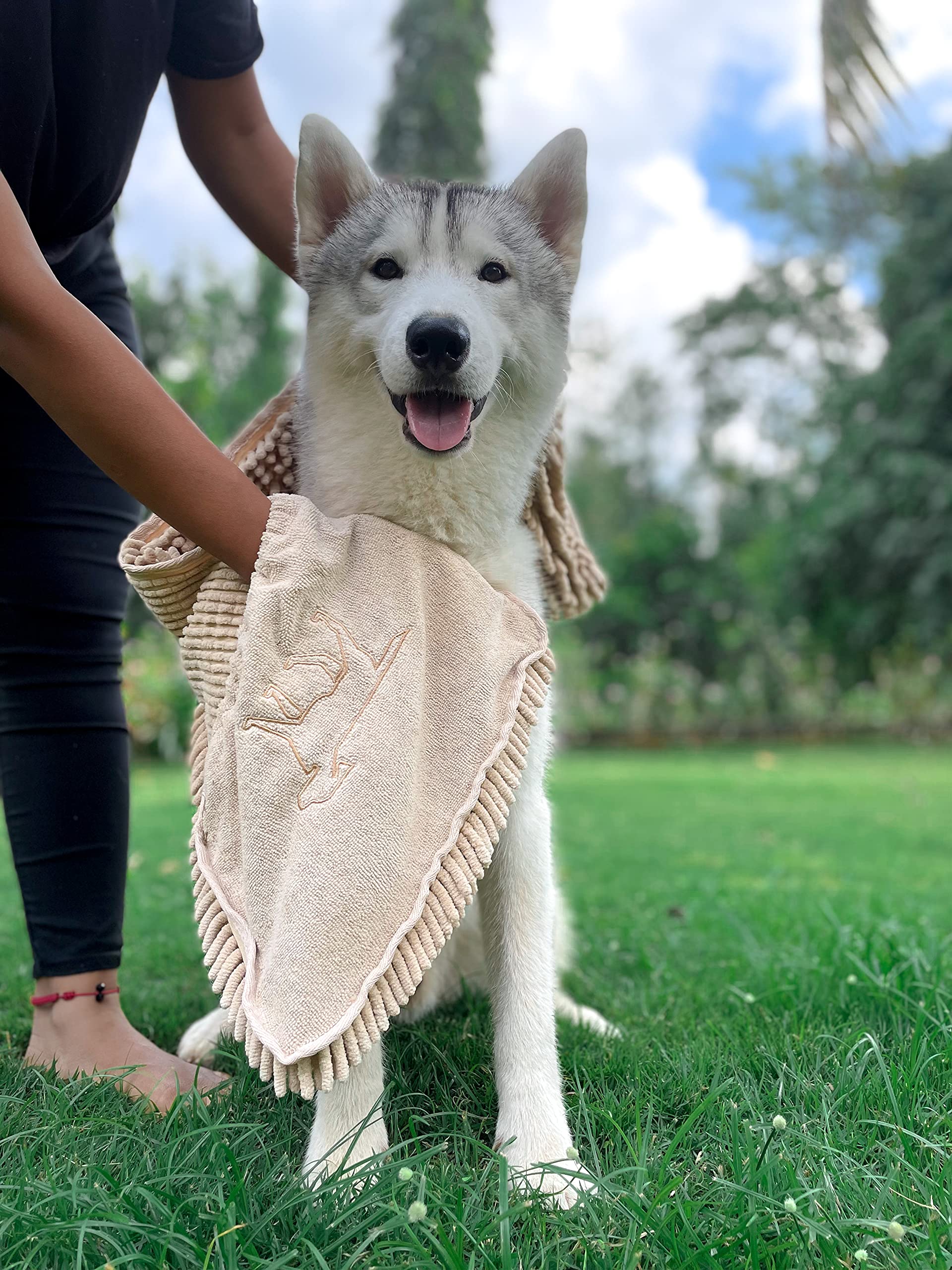 Tuff Pupper Toalla de Secado rápido para Perros | Shammy de Microfibra Ultra Absorbente | Toalla de baño para Perros Extra Grande de 85 x 35 cm | Cómodos Bolsillos para Las Manos