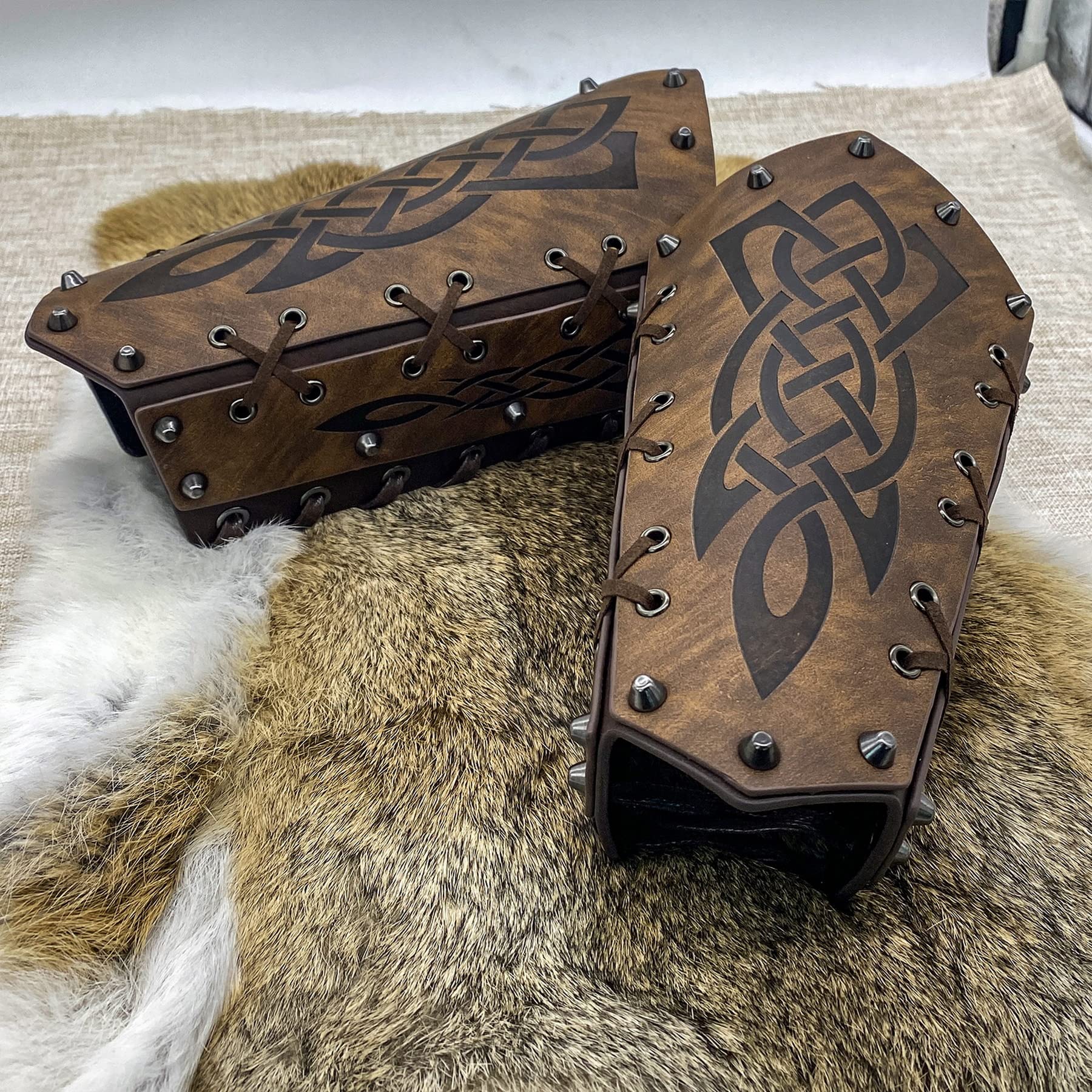 2 Pièces Bracelets Viking pour Homme, Protège Bras Médiéval en Faux Cuir, Bracelets de Tir à l'Arc Rétro, Vambrace Médiéval, Accessoires LARP