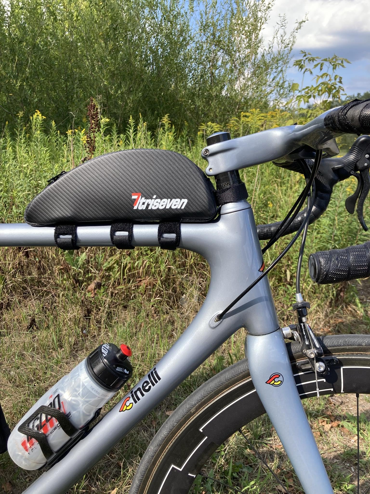 triseven Bolsa de Ciclismo Aero 30 Carbon Cycling - Almacenamiento liviano para triatlones y MTB | ¡Tiene teléfonos celulares Grandes, billeteras, 10 geles, Bombas, Herramientas y más!