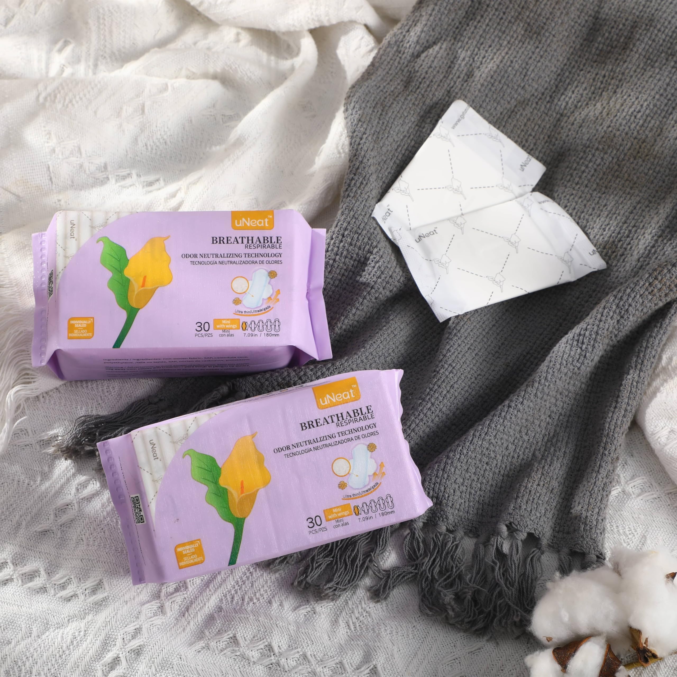 uNeat Protectores de bragas para mujeres y adolescentes, protectores con alas, mini compresas sanitarias, períodos de luz y fugas, forros diarios ultrafinos para mujeres, 30 unidades