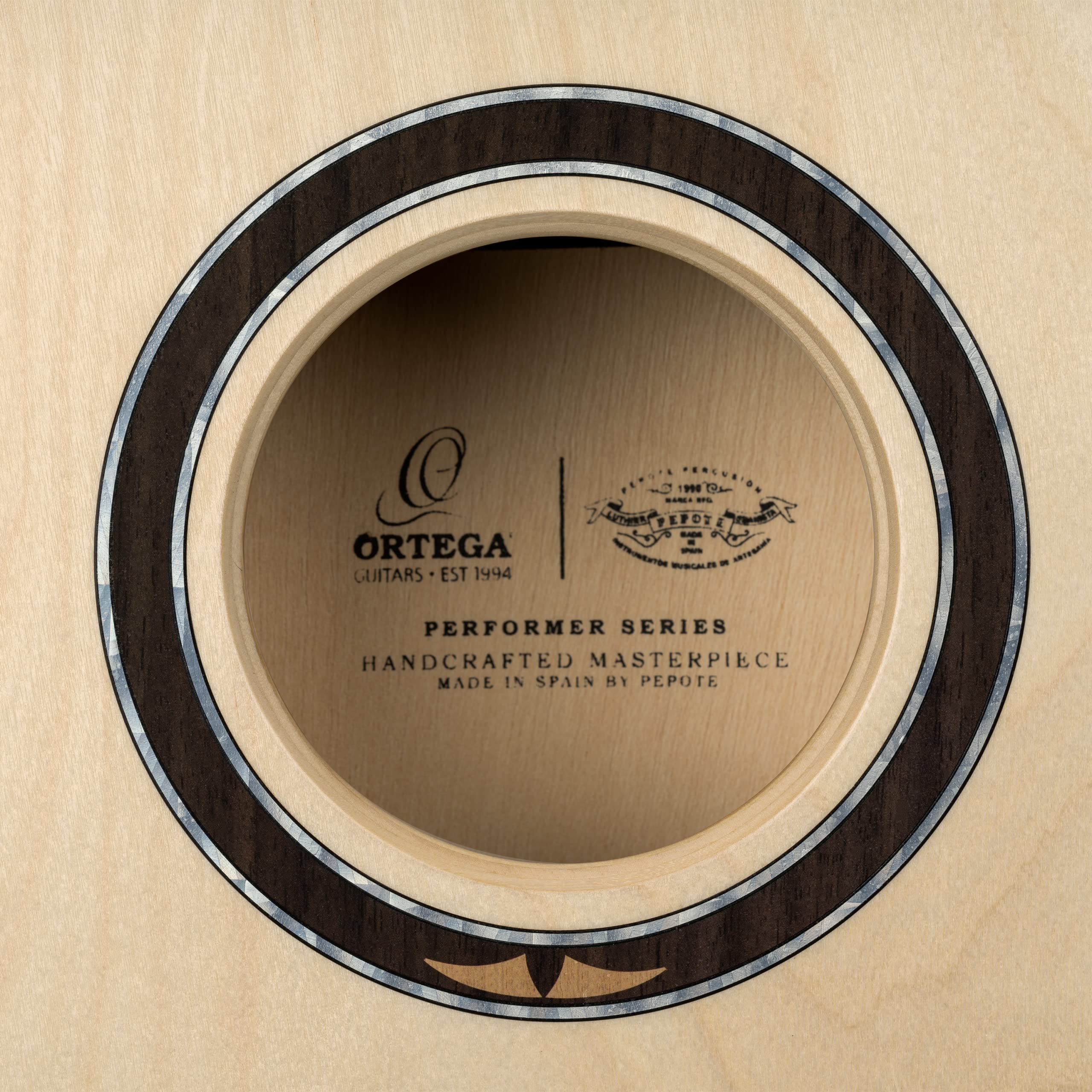 Ortega Guitars Performer Series Cajon – Caisse Claire Grand Format pour Droitier avec Micro – Surface de Frappe Cèdre, Naturel (OCJPF-2)