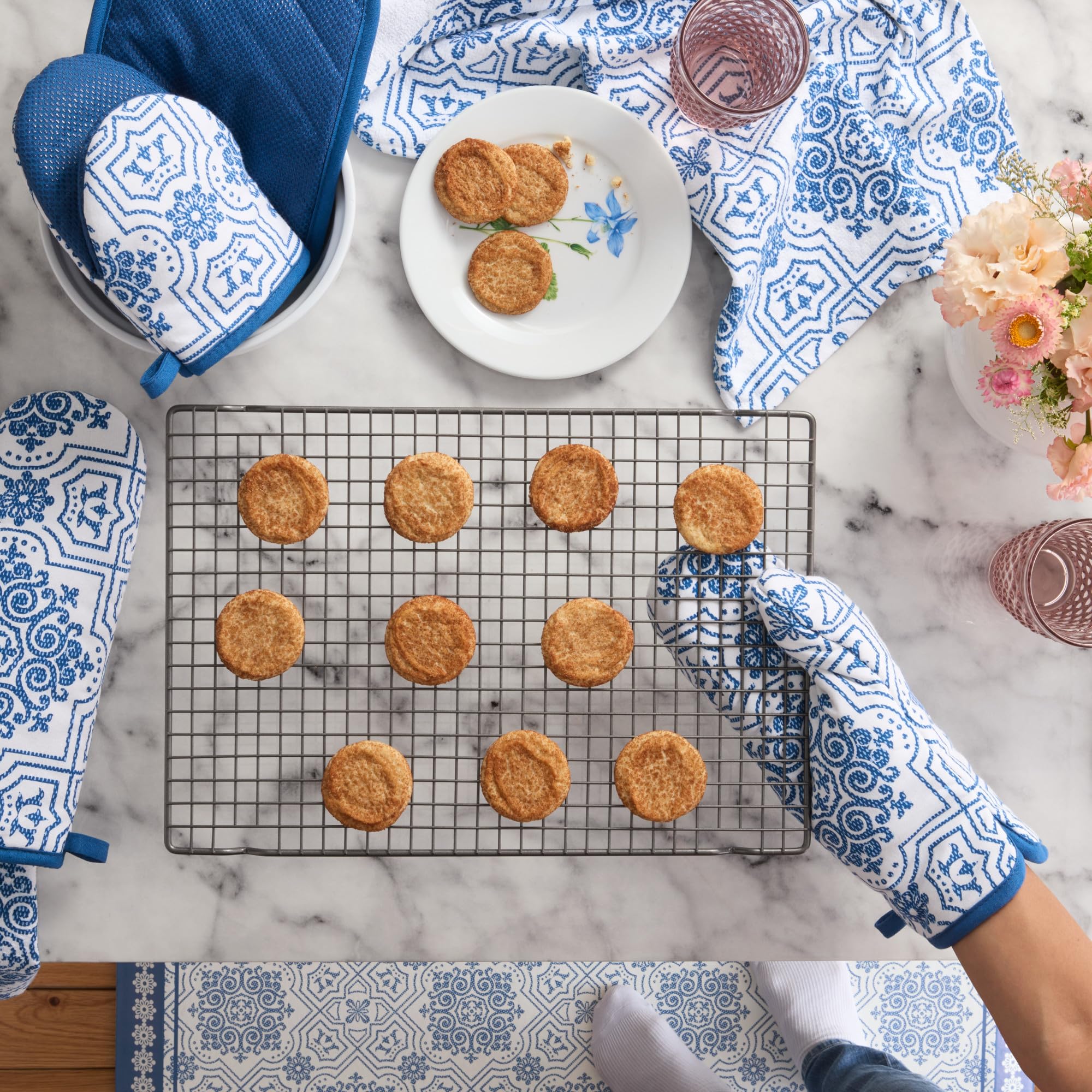 MARTHA STEWART Strie Medallion - Set di 2 presine resistenti al calore, antiscivolo, in silicone, blu navy, 17,8 x 25,4 cm