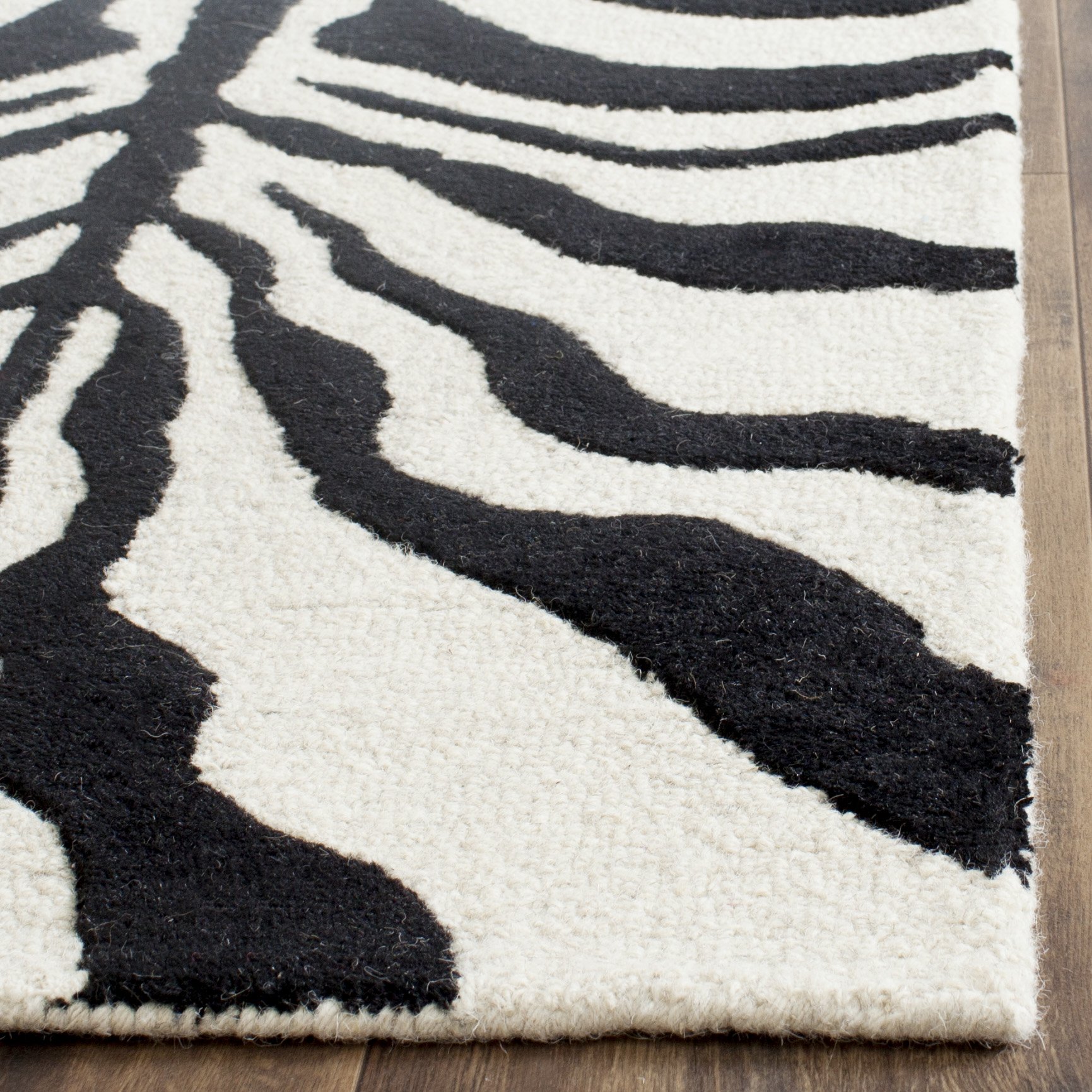 SAFAVIEH Tapis Imprimé Animalier Salon, Salle à manger, Chambre à coucher - Cambridge Collection, Tapis à poil court, Ivoire et noir, 76 X 244 cm