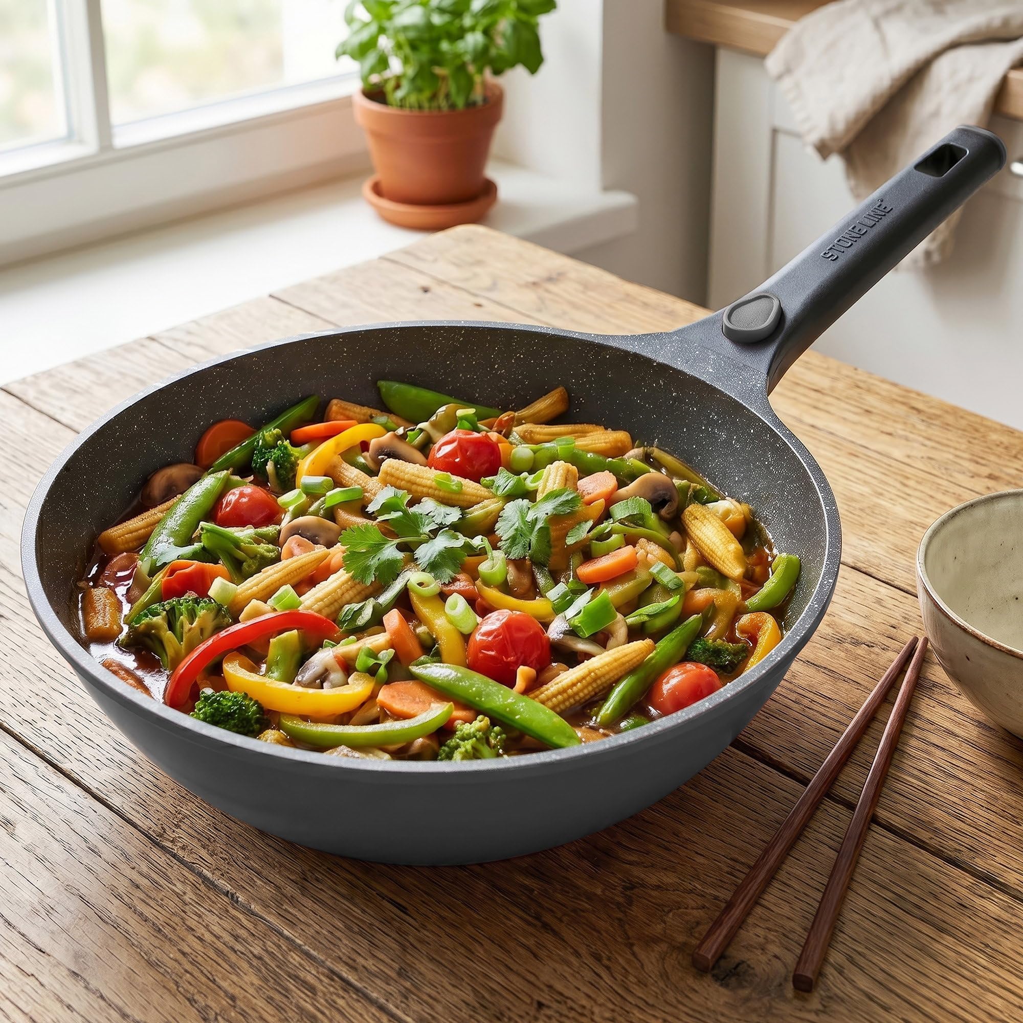 STONELINE SMART Padella Wok 30 cm, 4,8 L Padella Induzione Grande con Coperchio, Manico Removibile, Alluminio Pressofuso, Tutti Piani Cottura, Antiaderente con Vere Particelle di Pietra, Grigio