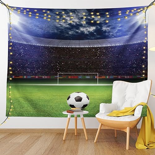 Miniatura 9 de Ambesonne Tapiz deportivo, balón de fútbol en la arena del estadio en la noche, fanáticos que animan al campo verde, para colgar en la pared ancha