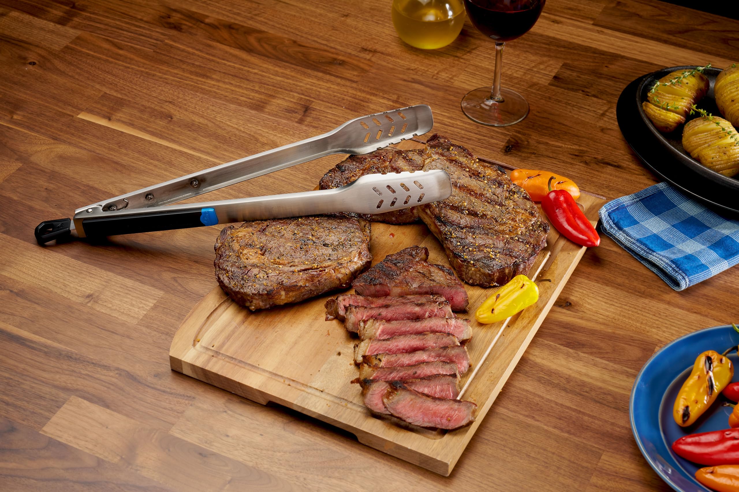 Napoleon® Accessoire de barbecue – GATL004 – Pince à gril, mécanisme de verrouillage, extrémités rainurées, poignée antidérapante, aspect suspendu pour le rangement