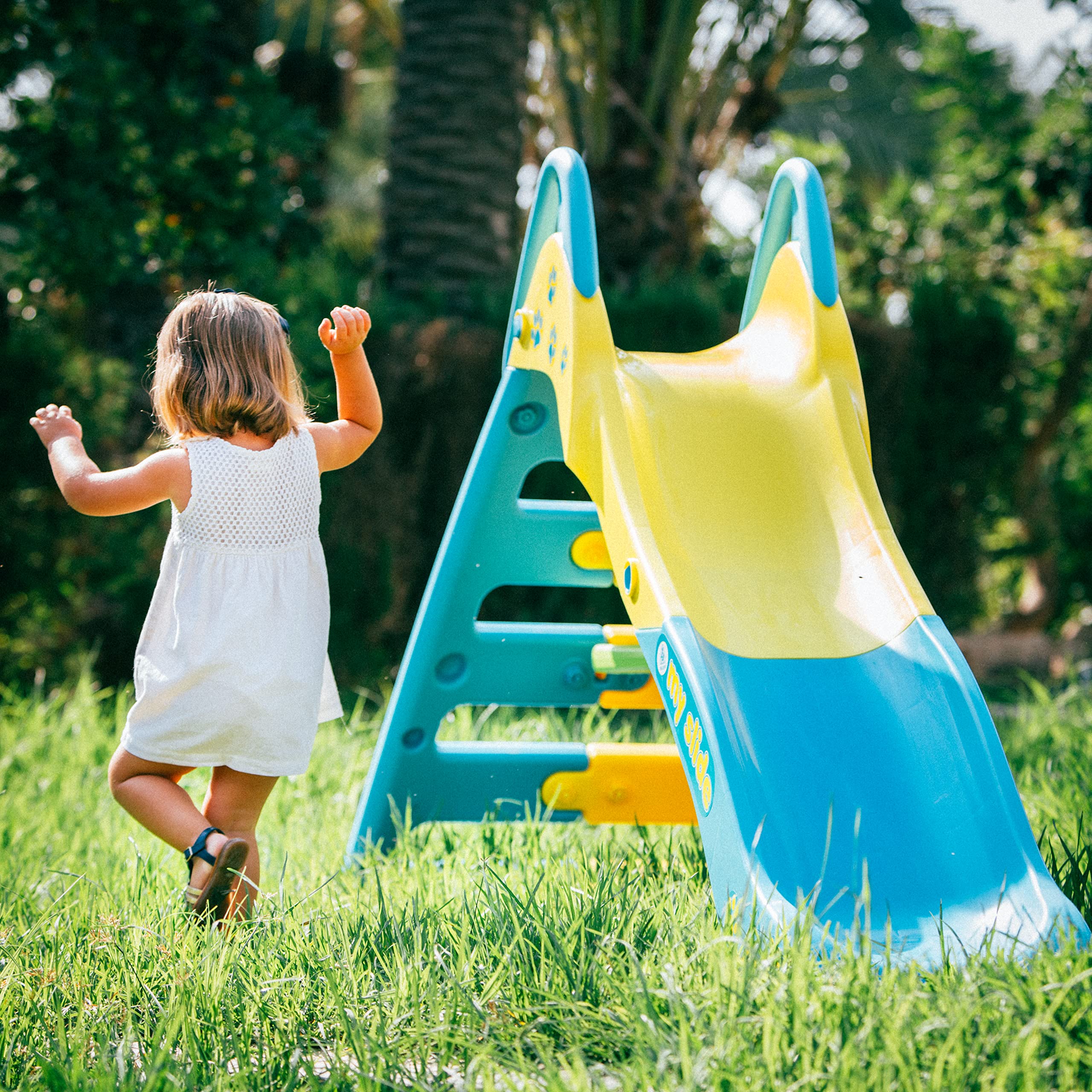 Tobogán Infantil My First Slide para Niños 2 Años 3 Años 4 Años | Tobogán para Niños con Decoración Permanente e Impermeable + Entrada para Manguera de Agua + Color Amarillo y Azul - INJUSA