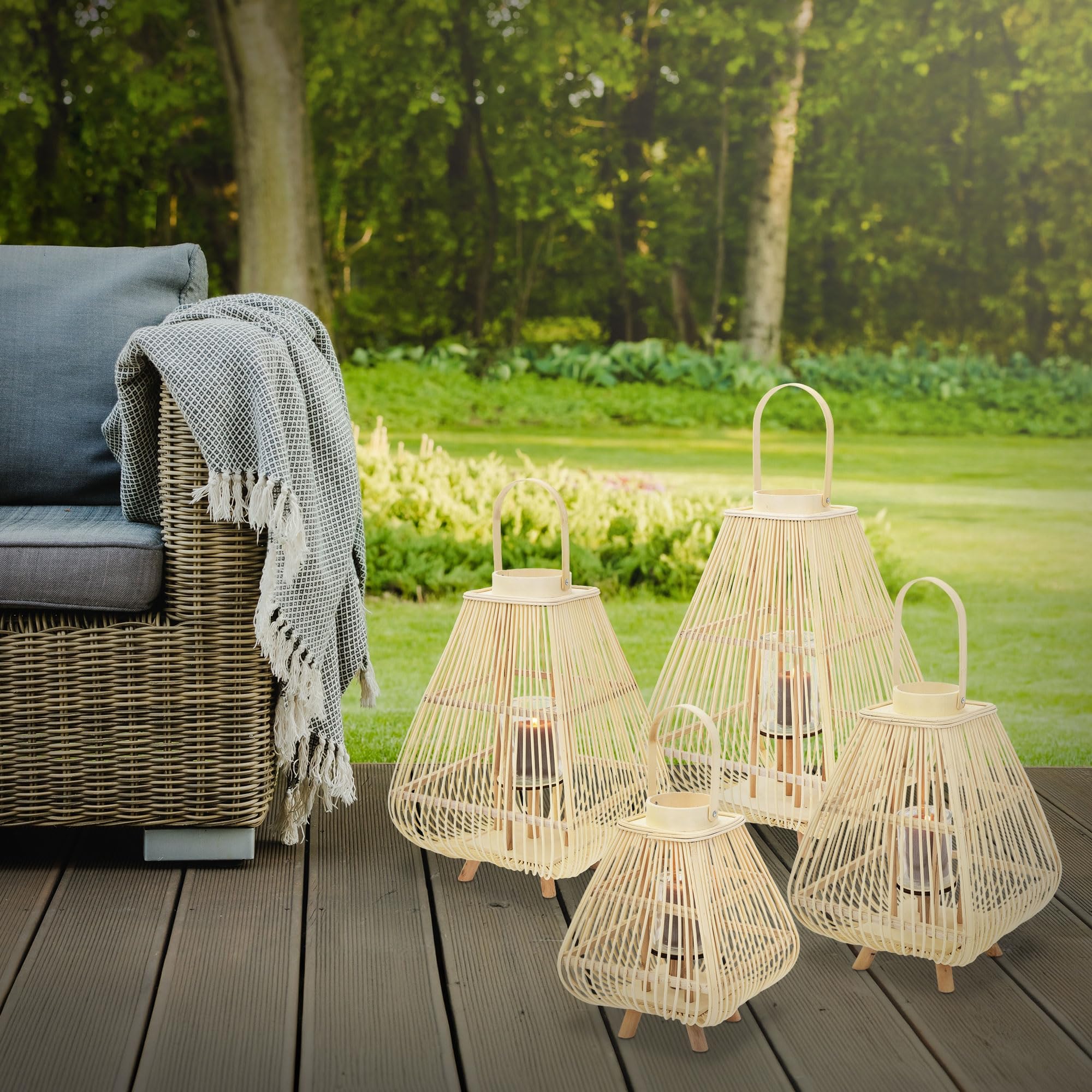 ECD Germany Latarnia Bambusowa Ogrodowa 73,5 cm Lampion Dekoracyjny Boho z Uchwytem i Szklanym Wkladem Swiecznik na Taras Balkon do Ogrodu i Salonu do Wnetrz na Zewnatrz Kolor Naturalny Styl Pleciony
