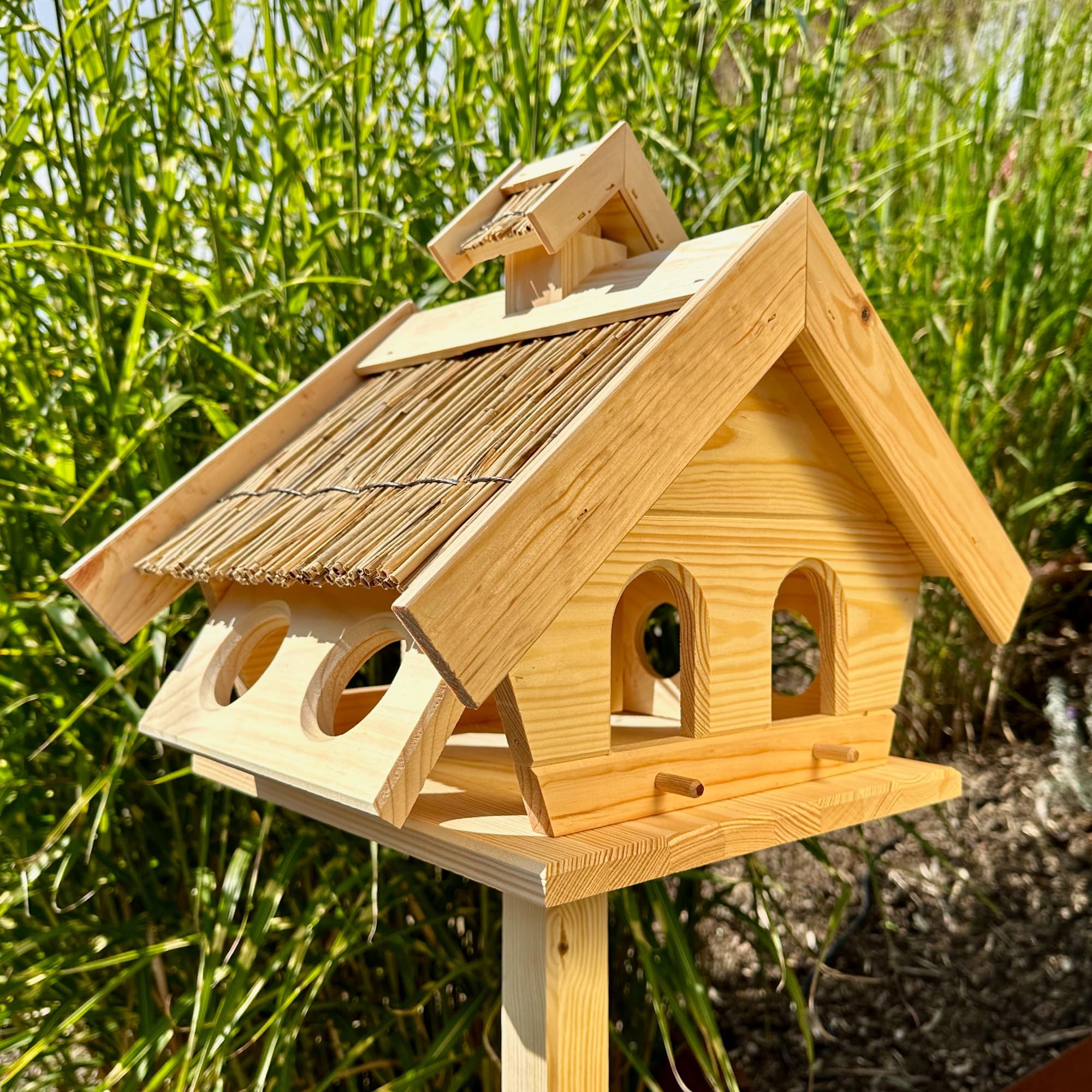 GARTENETAGE Vogelhaus Holz mit Reetdach und 2in1 Ständer/Vogelhaus mit Ständer wetterfest und stabil/Vogelfutterhaus mit Ständer/Robustes Vogelhäuschen für Balkon und Garten