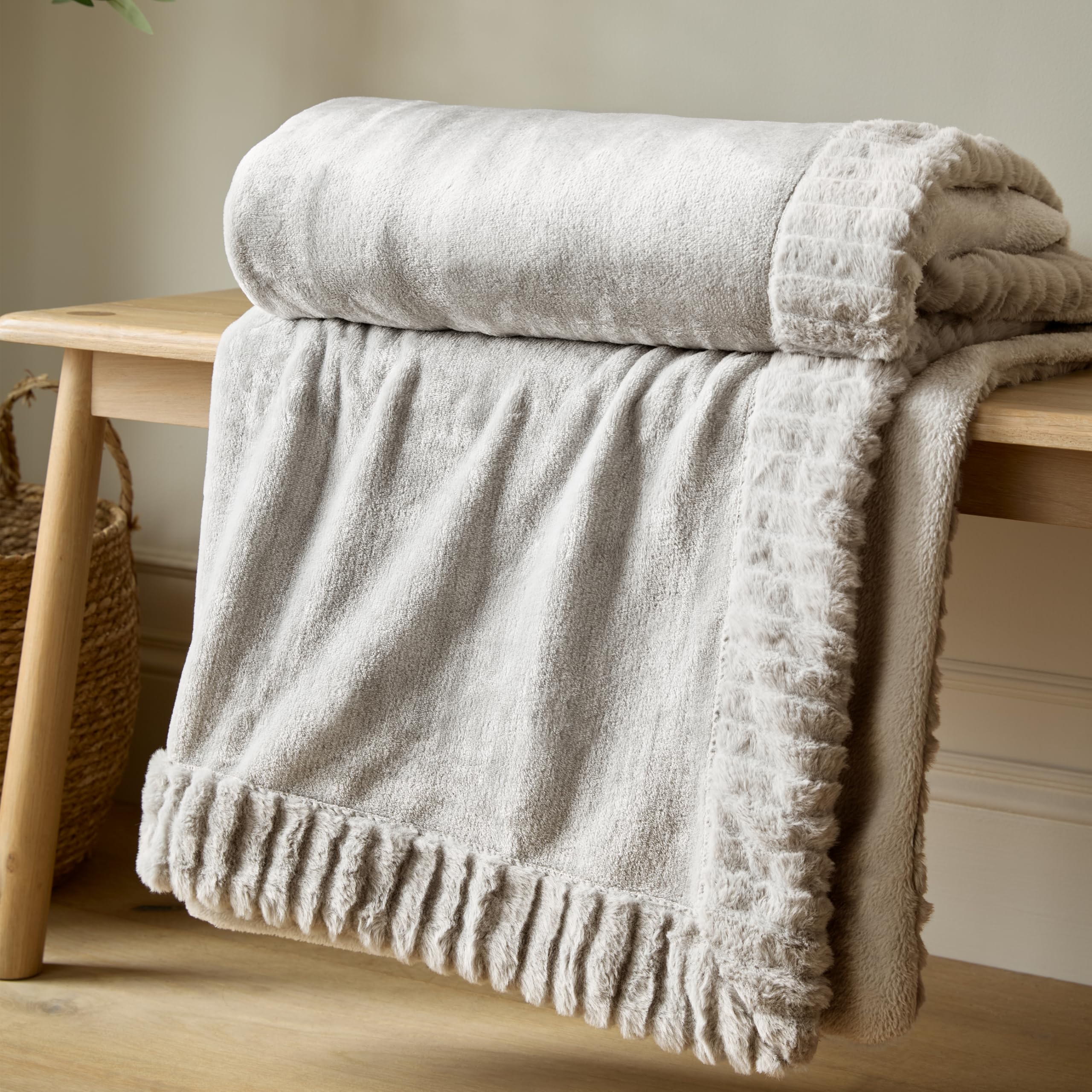 Catherine Lansfield Natural Velvet And Faux Fur Throw150x200 ,Ds/54492/W/150200/Nt,150X200cm Size 40