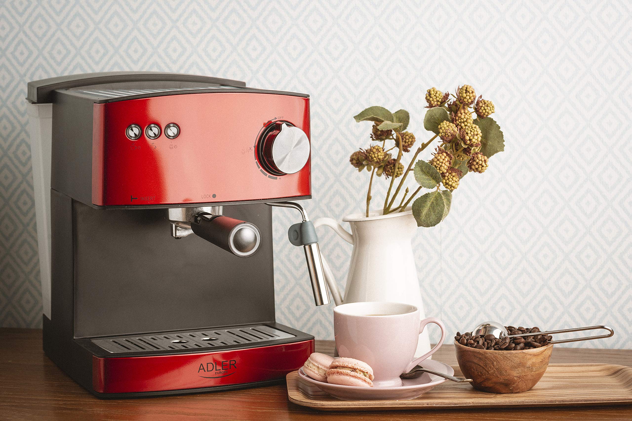 ADLER AD 4404R Cafetera Espresso Automática 15 Bares, Depósito 1,6 L, para Preparar Café Latte, Espresso y Capuccino, Vaporizador para Espumar Leche, Calienta Tazas, Color Rojo, 850W