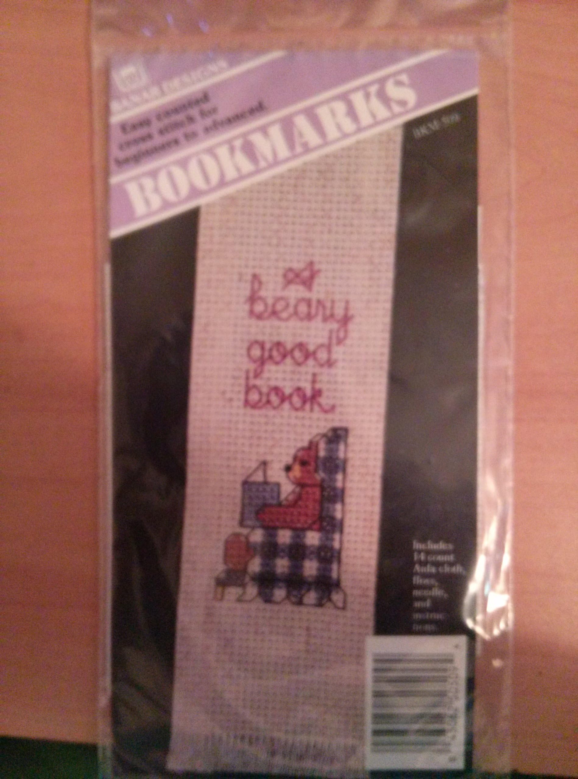 Banar Designs Counted Cross Stitch Bookmark Kit "A Beary Good Book"
