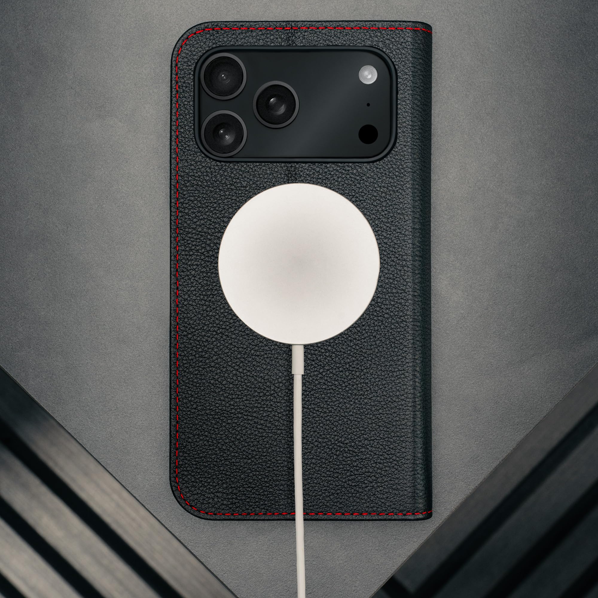TORRO Hülle kompatibel mit iPhone 17 Pro 6.3" 2025 - Echt Leder Hülle mit Standfunktion und Kartenfächern (kompatibel mit Offiziellen MagSafe-Ladegeräten) - Schwarz