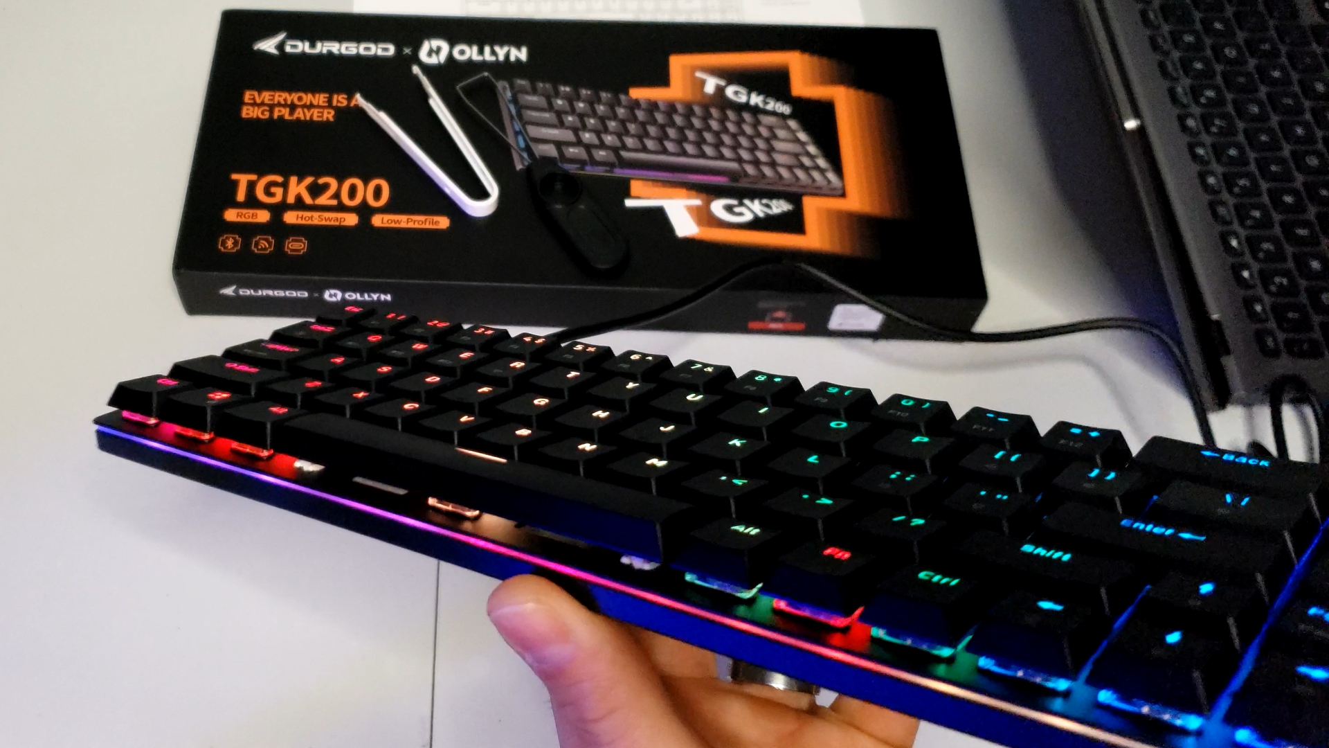 Watch Showcasing Ollyn DURGOD TGK-200 Wireless RGB Keyboard on