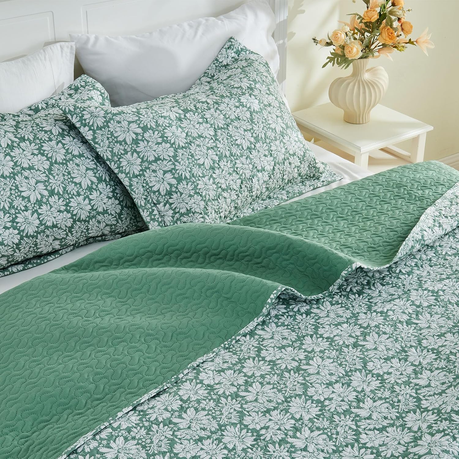 Gogreen Queen Comforter Set - 3 Piece Lightweight All Season Bedding Set, Breathable Comforter with 2 Pillow Cases, Cooling Bed in a Bag for Hot Sleepers, Green White Floral