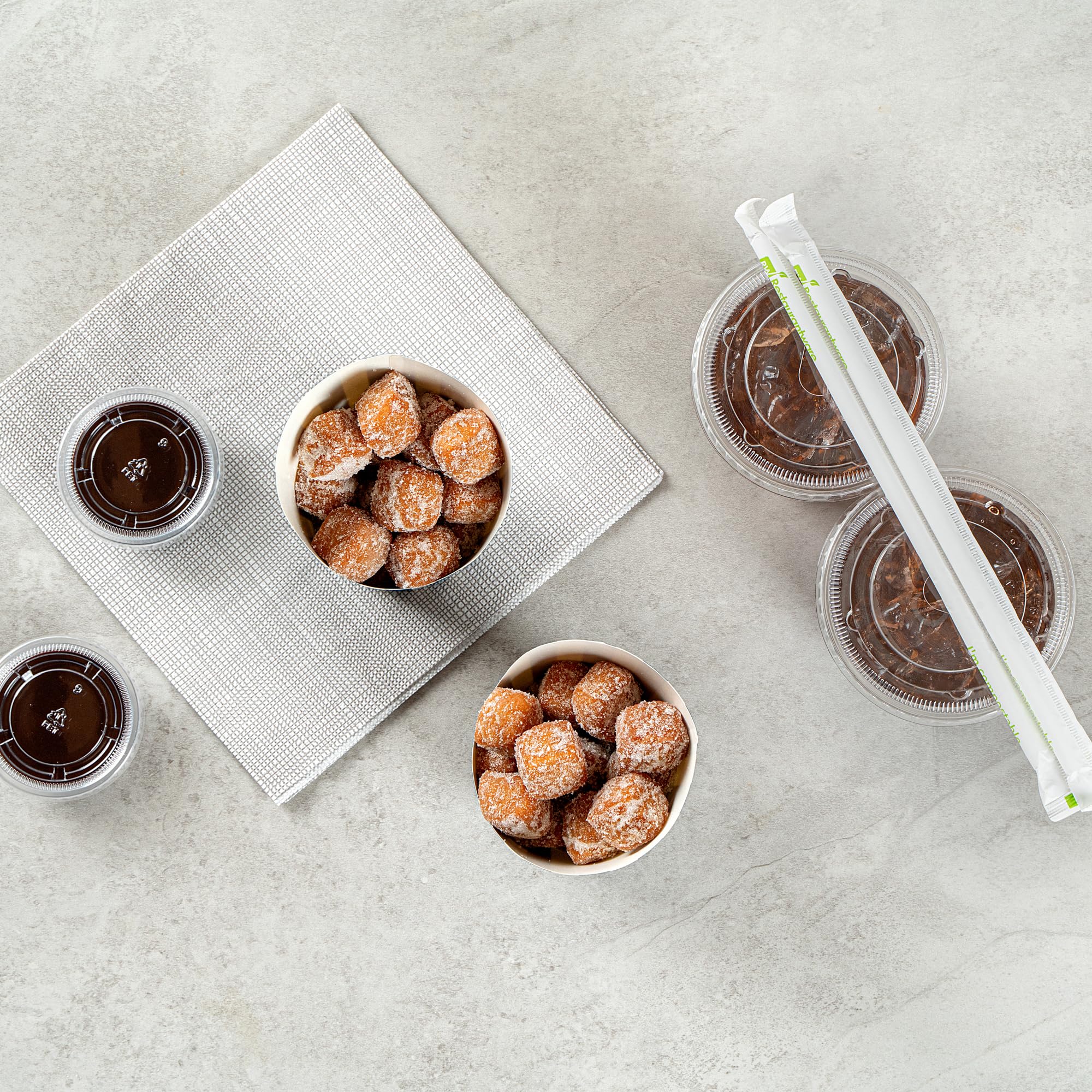 Restaurantware Bio Tek - Recipientes de papas fritas de 12 onzas, 100 tazas desechables para embutidos, diseño inclinado, redondos, vasos de papel a rayas, apilables, para gofres, patatas fritas o