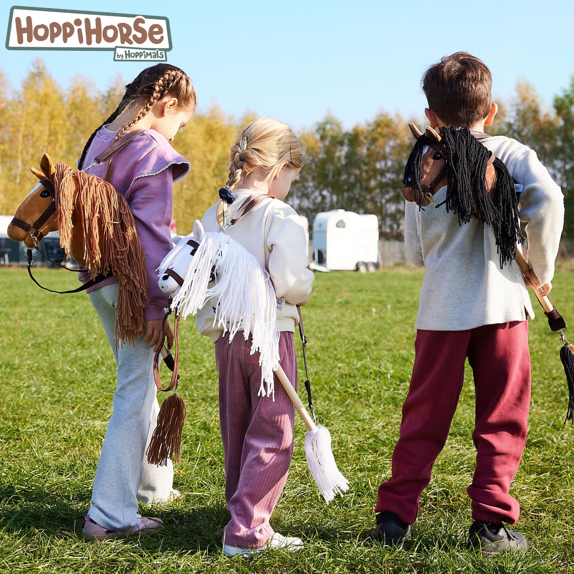 HOPPIHORSE-Edizione Sportiva Hobby Horse A4, Cavallo con bastone con cavezza, redini, tracolla, coda e impugnatura in silicone, Hobby horse cavallo di alta qualità in peluche in una confezione regalo