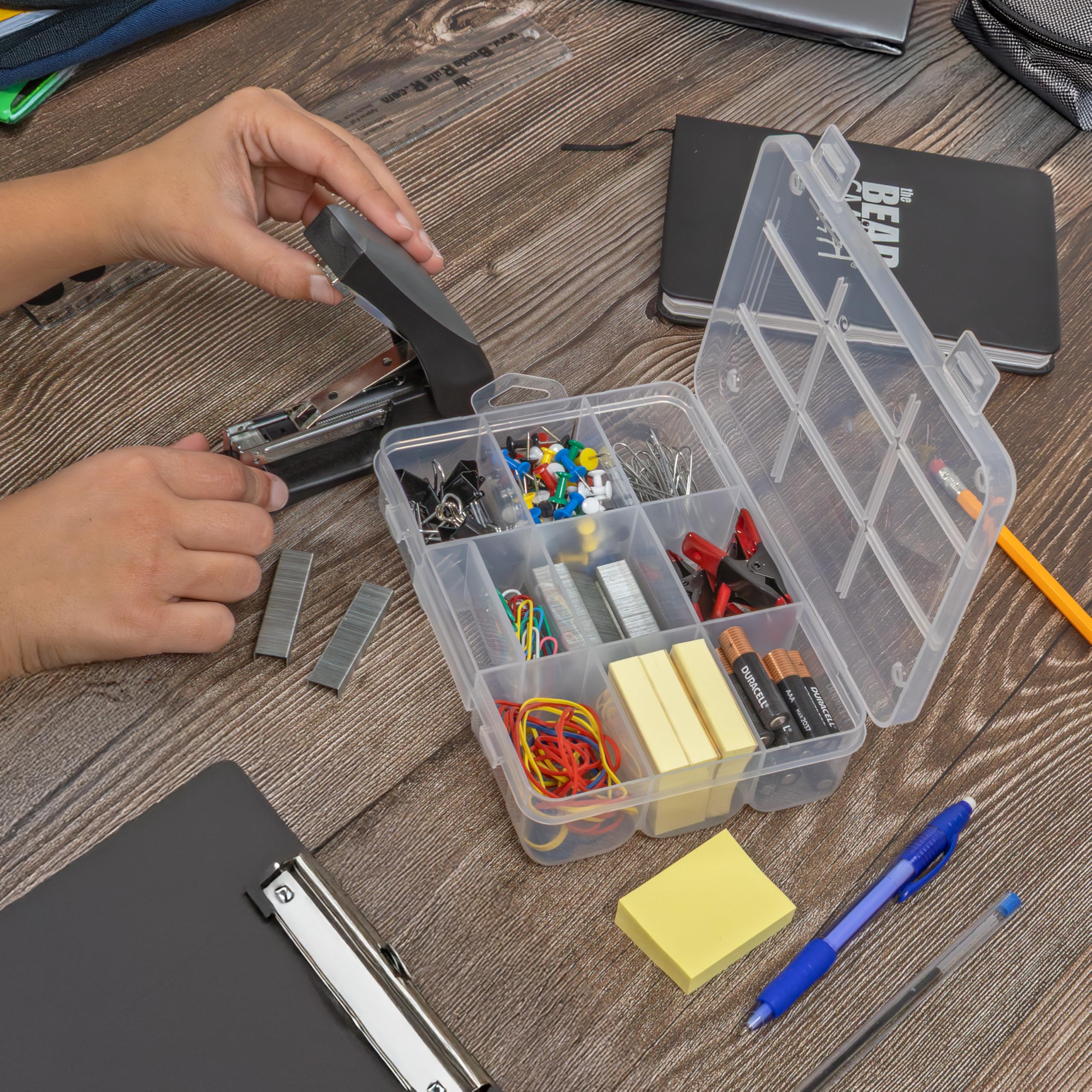 The Beadsmith Plastikowe pudełko do przechowywania – organizer z 9 przegródkami, 7,3” dł. x 5,25” szer. x 1,75” wys., służy jako organizer na biżuterię lub do przechowywania małych przedmiotów