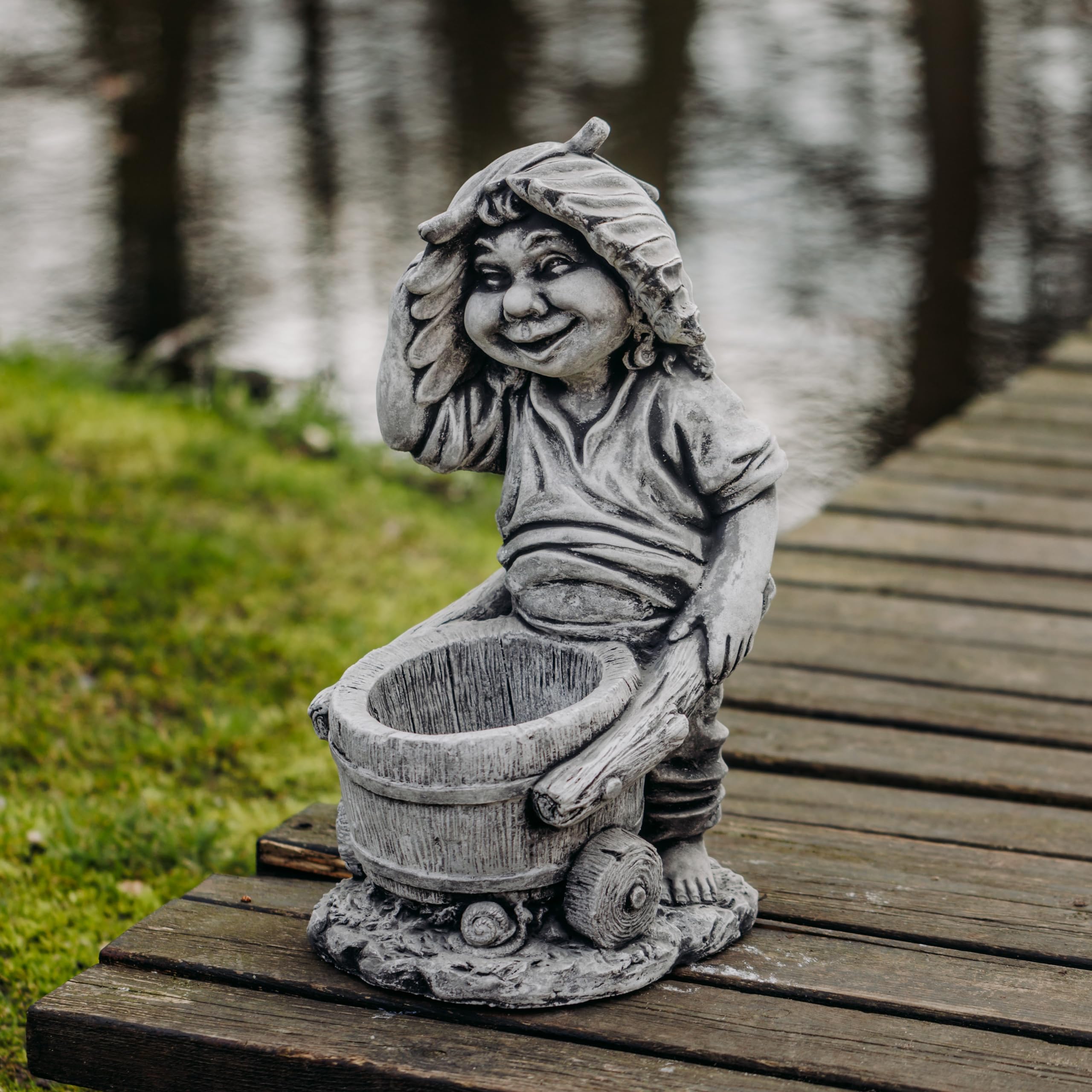 gartendekoparadies.de Gnom mit Schubkarre, Steinfigur Wichtel, H. 50 cm, 23 kg, Grau, frostsicher aus Steinguss für Außenbereich